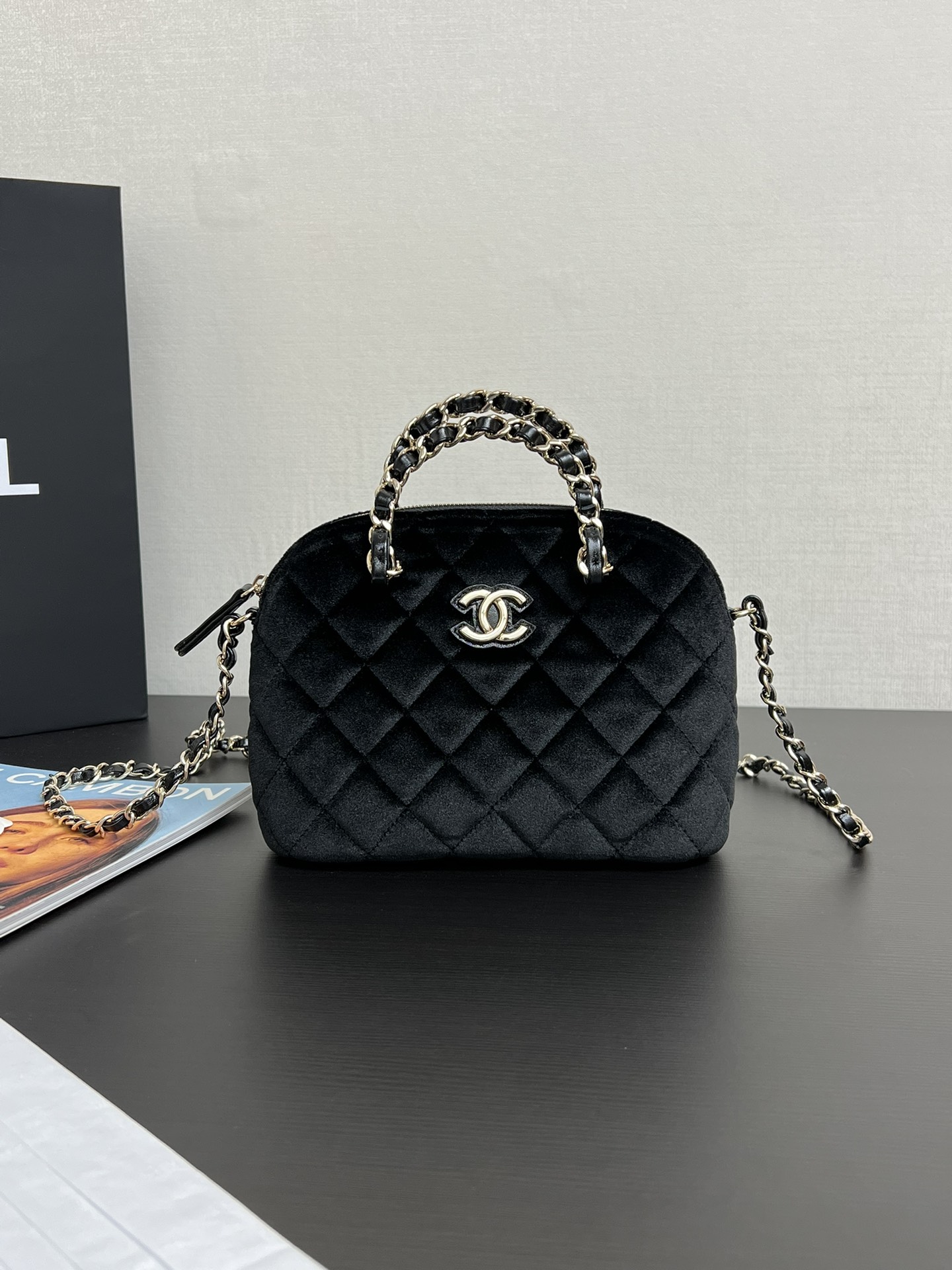 En stock bolso de terciopelo 24B, ¡realmente lindo! Se puede llevar en la mano o cruzado. La textura de la piel de cord…