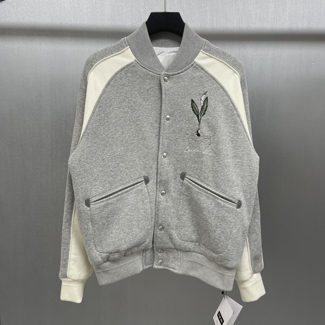 🧧CD Chaqueta de béisbol bordada de Lirio de los Valles Tamaño: S-XL Esta chaqueta de béisbol está decorada con un exqu…