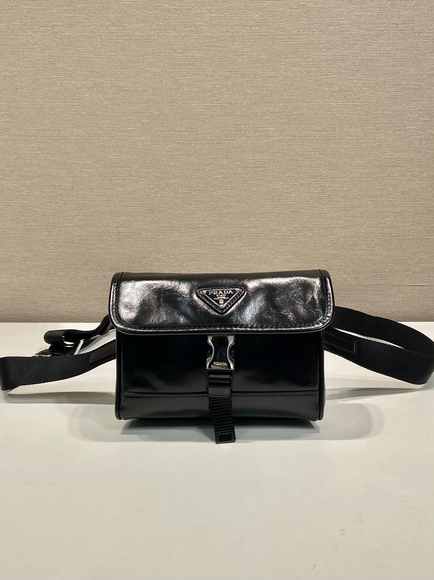 Prada Oil Wax Leather Kleine Postbode Tas met Verstelbare Nylon Schouderband