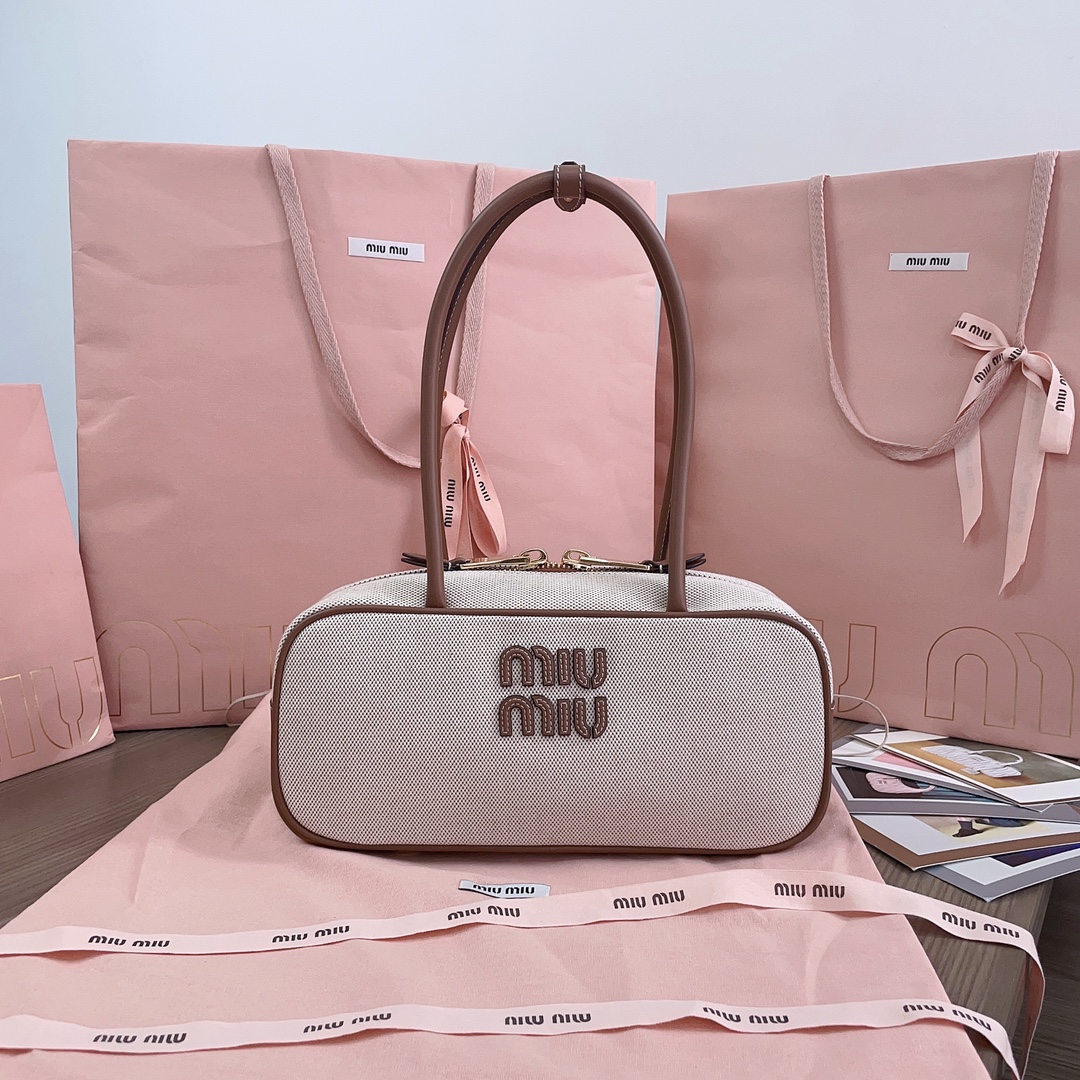P650 5BB147: Nuevo bolso de lona bowling de Miu, con nueva lona y cuero de becerro liso de alta gama. El diseño audaz e…