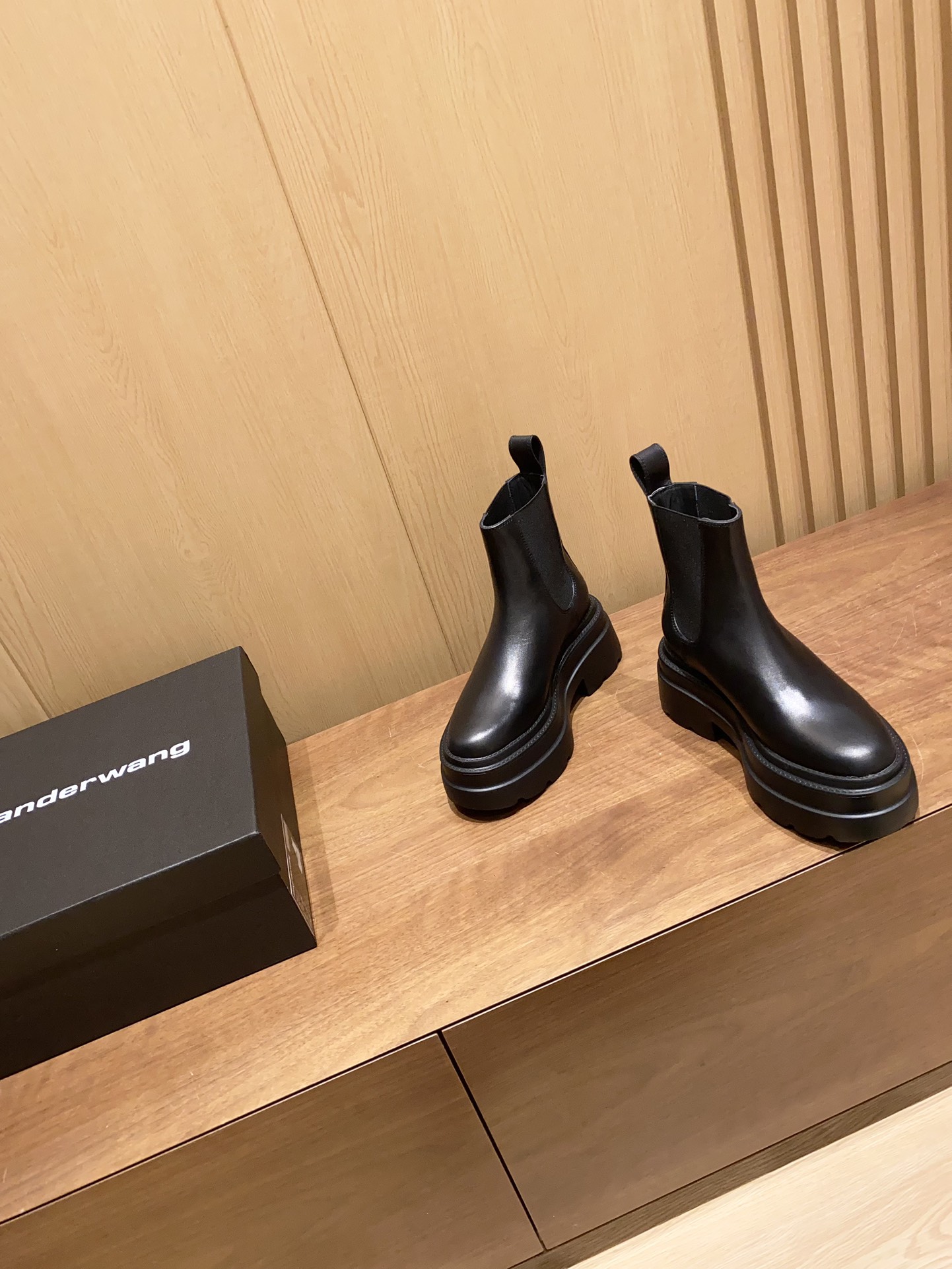 P750: Alexander Wang’s Thick Black Carter Boots with Metal Logos - 图片 5