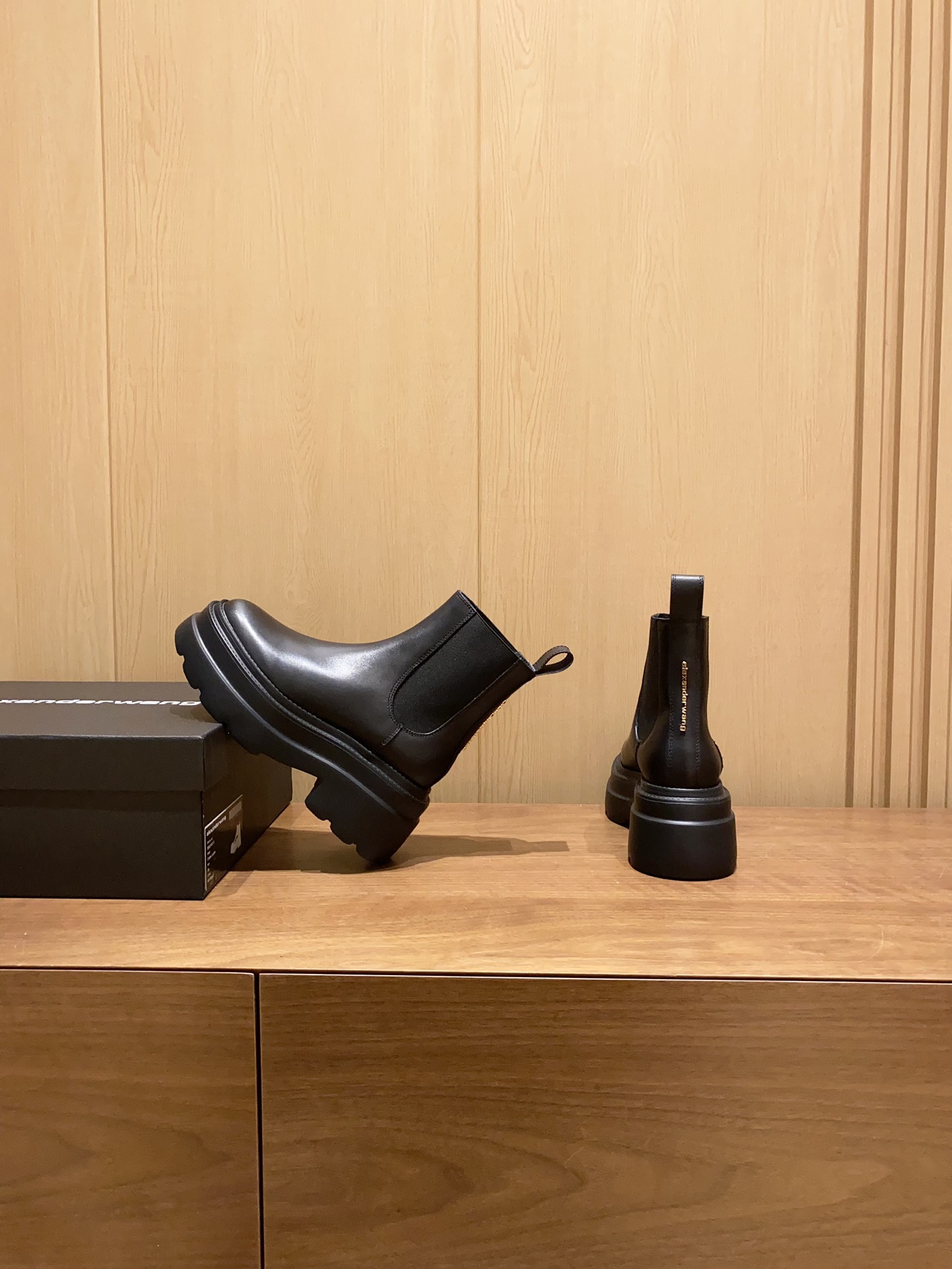 P750: Alexander Wang’s Thick Black Carter Boots with Metal Logos - 图片 4