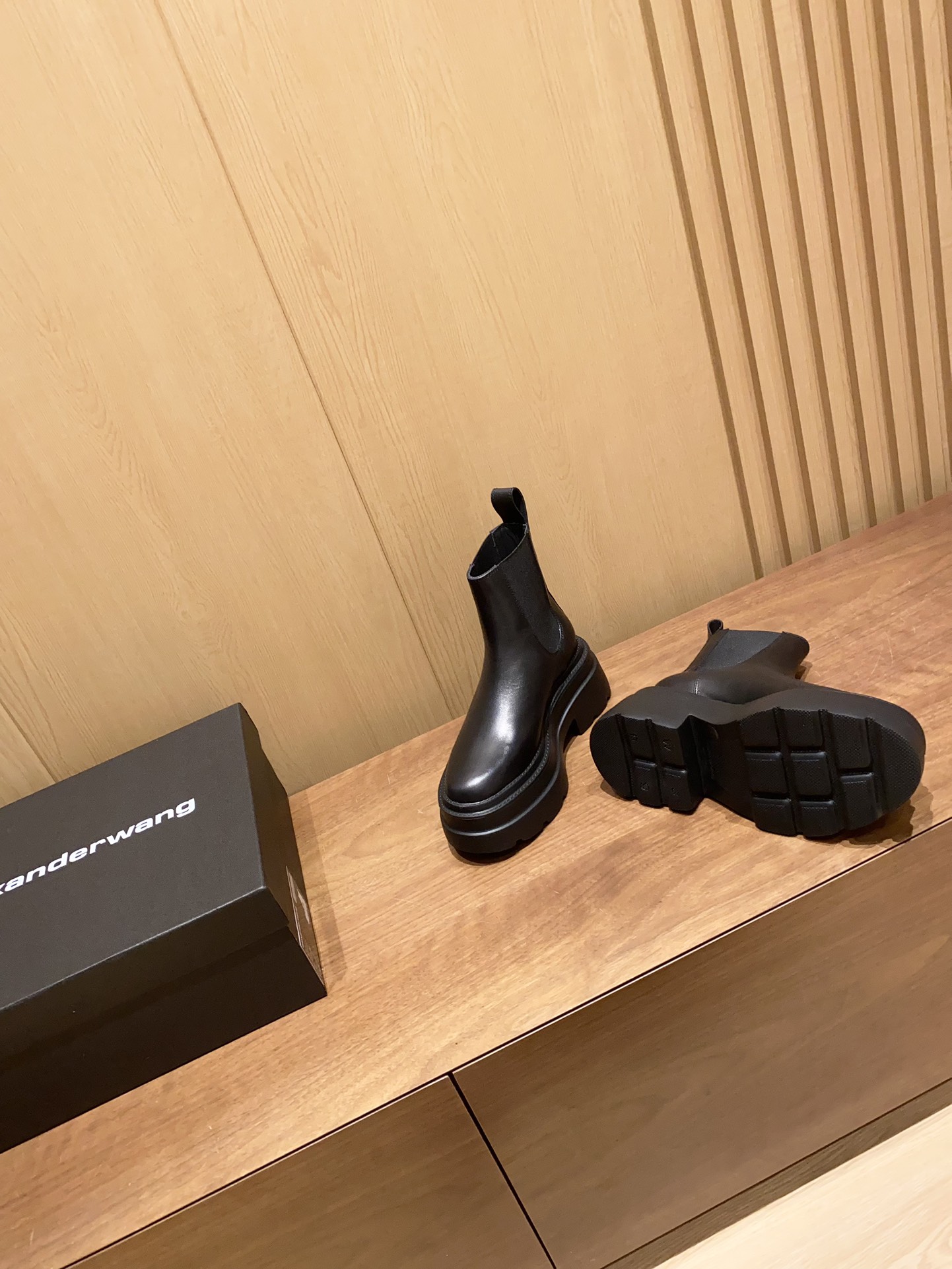 P750: Alexander Wang’s Thick Black Carter Boots with Metal Logos - 图片 6