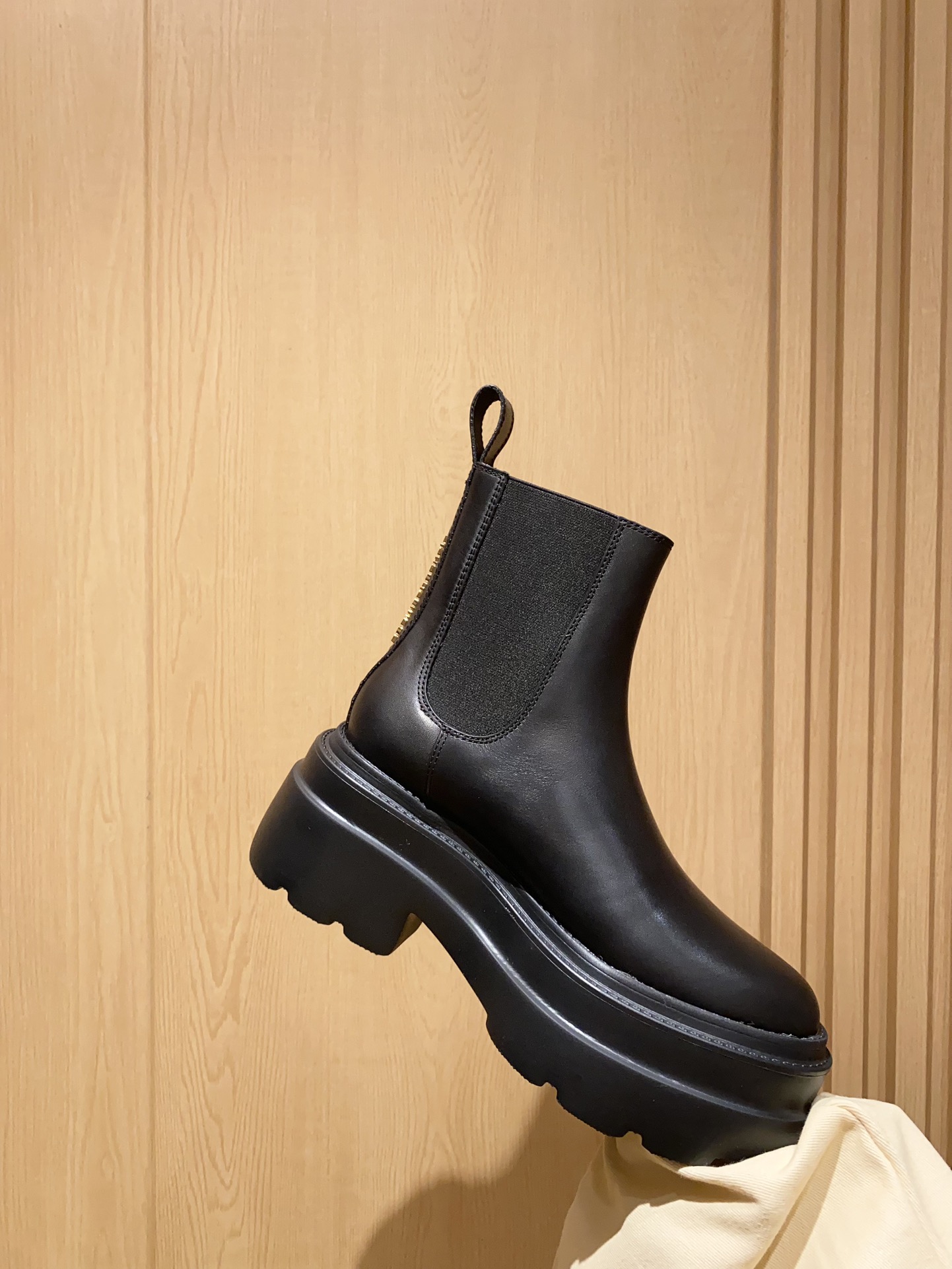 P750: Alexander Wang’s Thick Black Carter Boots with Metal Logos - 图片 8
