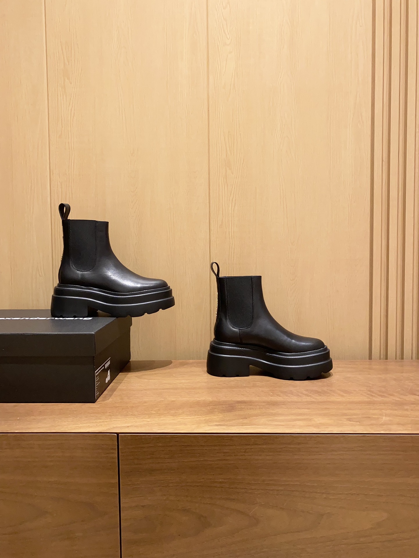 P750: Alexander Wang’s Thick Black Carter Boots with Metal Logos - 图片 2