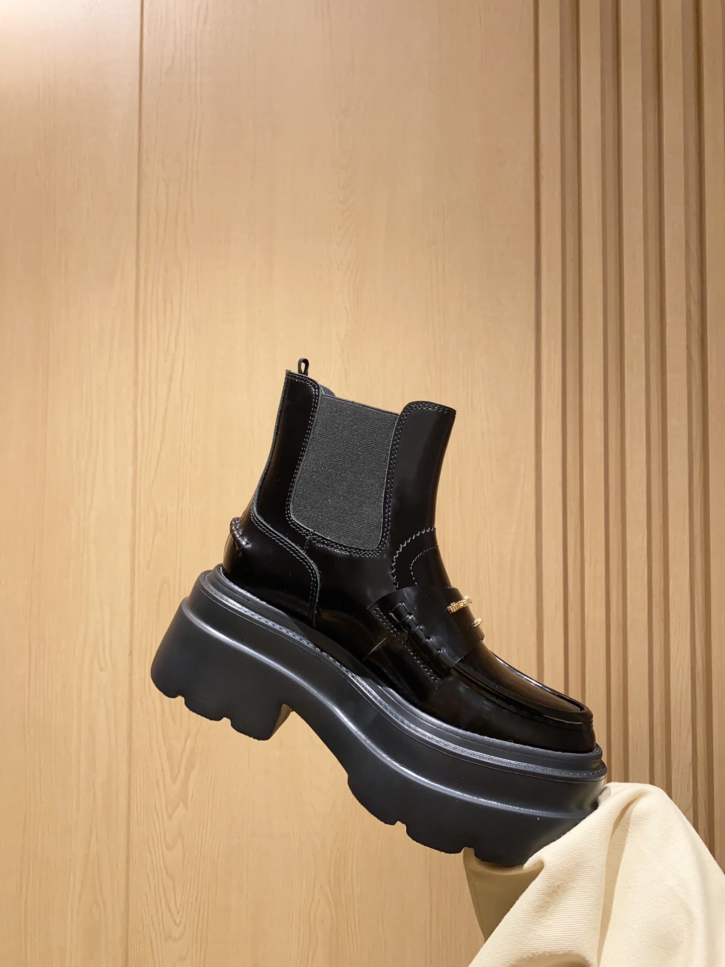 Thick Leather Boots by Alexander Wang: Hailey Bieber’s Latest Street Style. - 图片 8