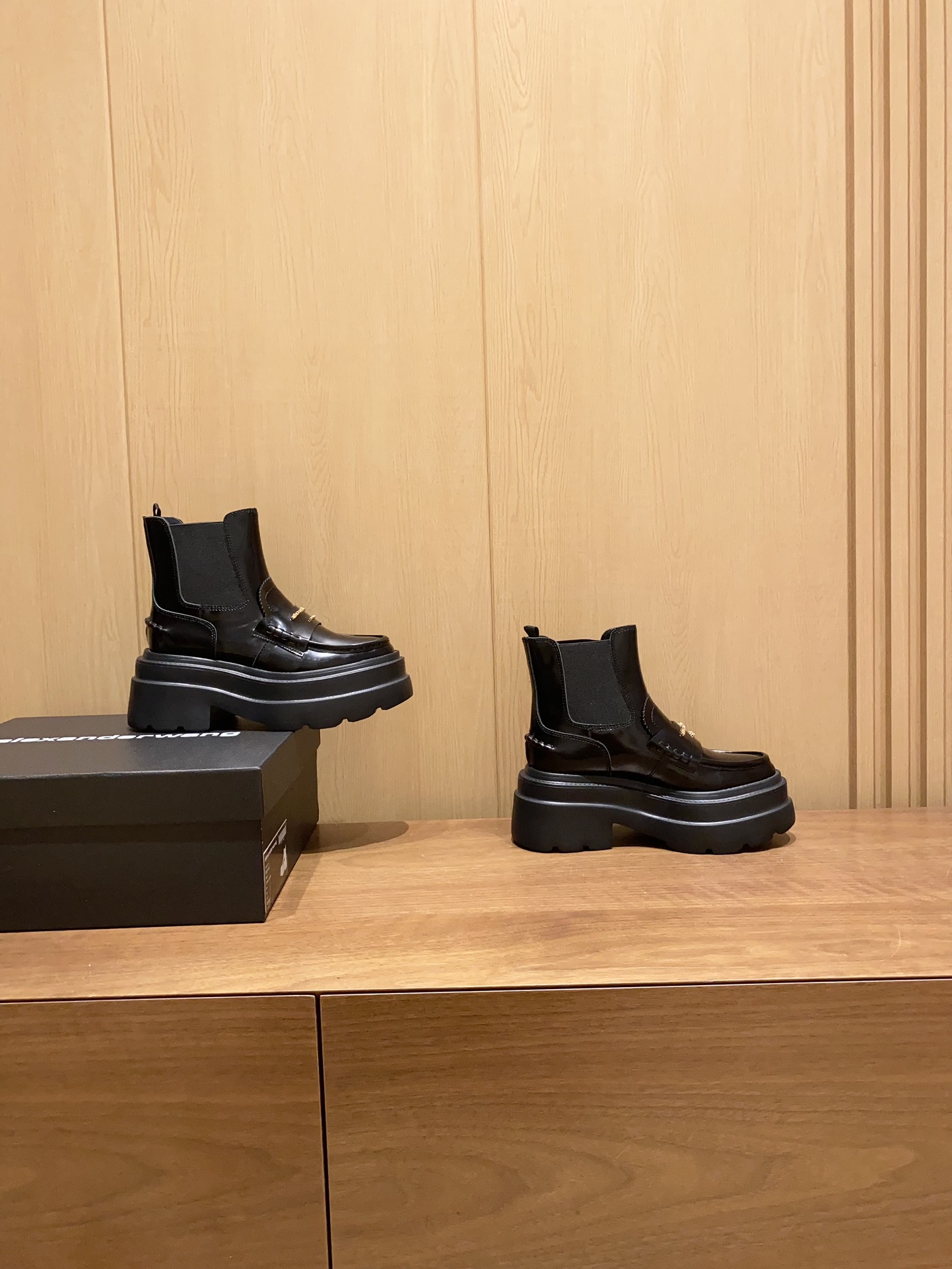 Thick Leather Boots by Alexander Wang: Hailey Bieber’s Latest Street Style. - 图片 2