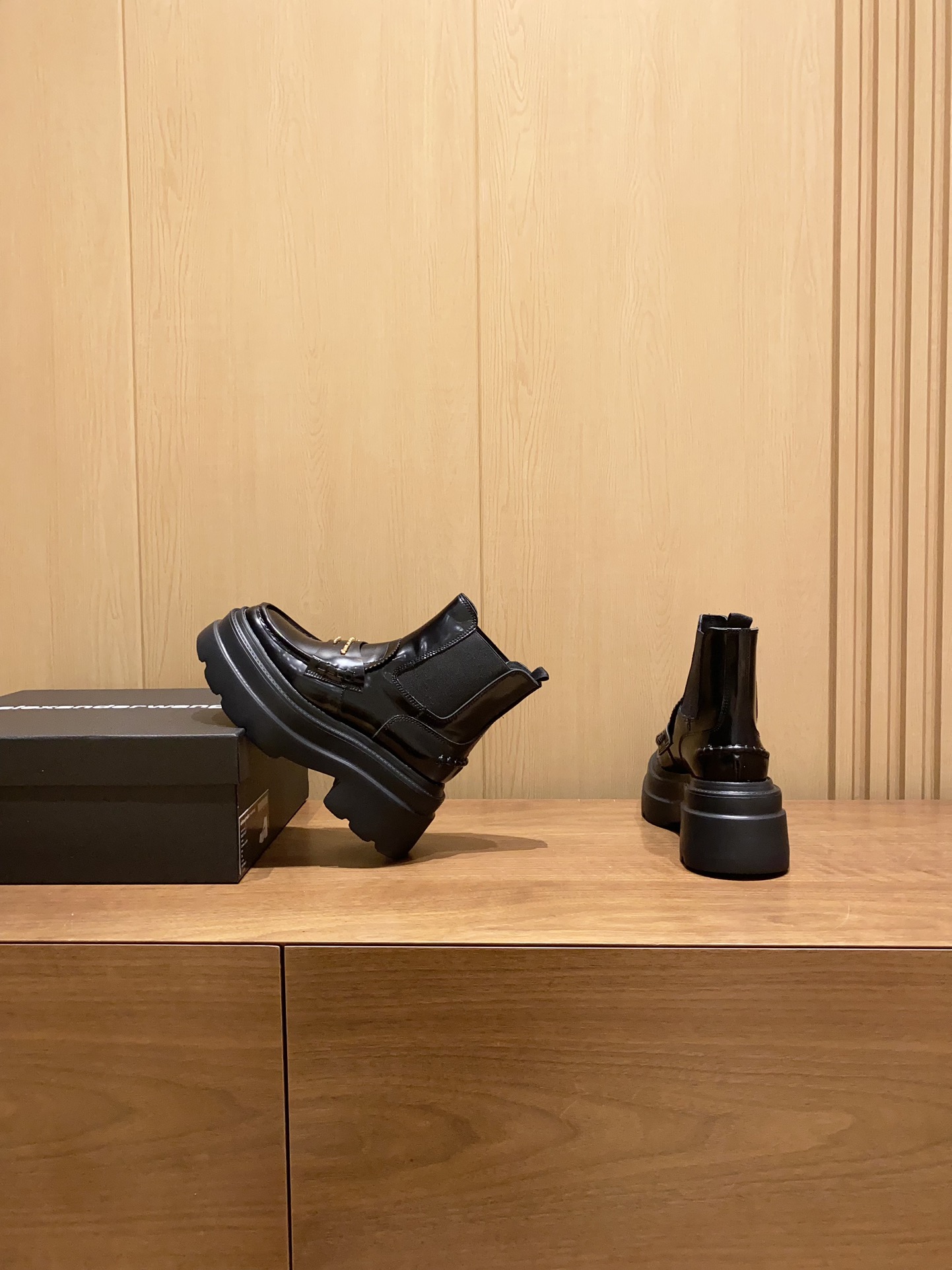 Thick Leather Boots by Alexander Wang: Hailey Bieber’s Latest Street Style. - 图片 3