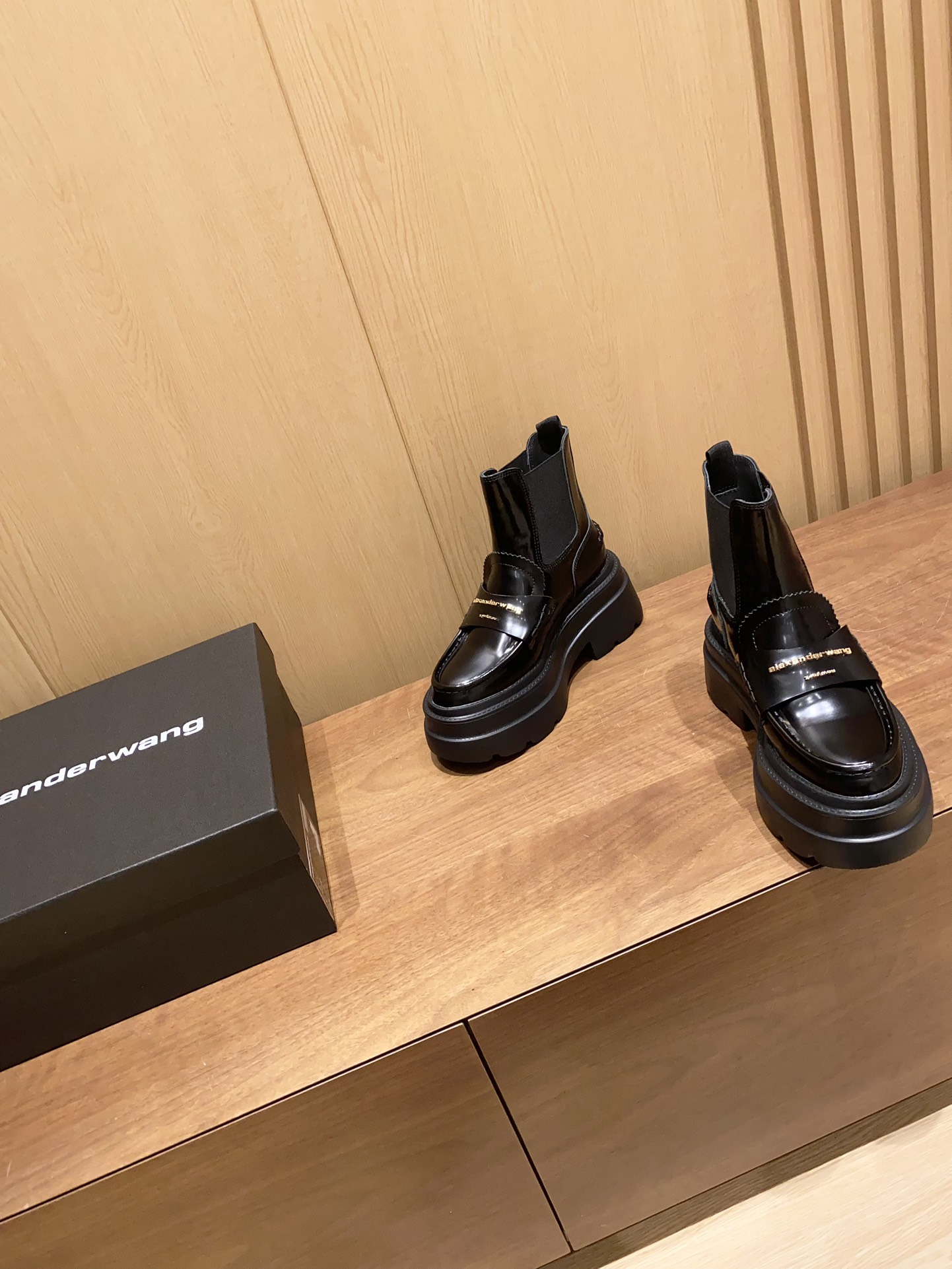 Thick Leather Boots by Alexander Wang: Hailey Bieber’s Latest Street Style. - 图片 5