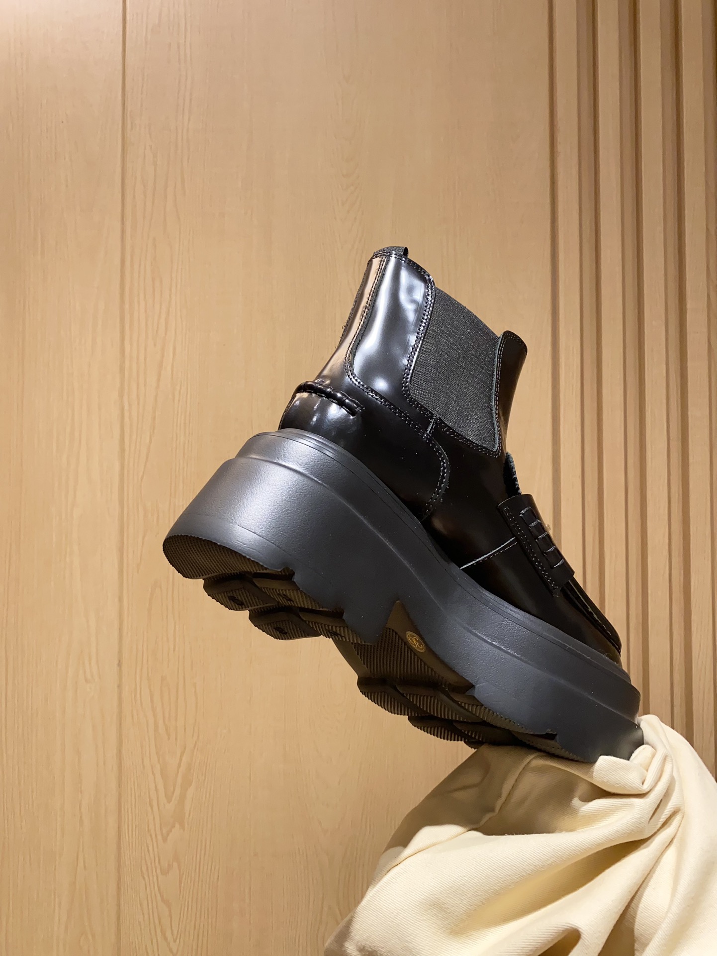 Thick Leather Boots by Alexander Wang: Hailey Bieber’s Latest Street Style. - 图片 9