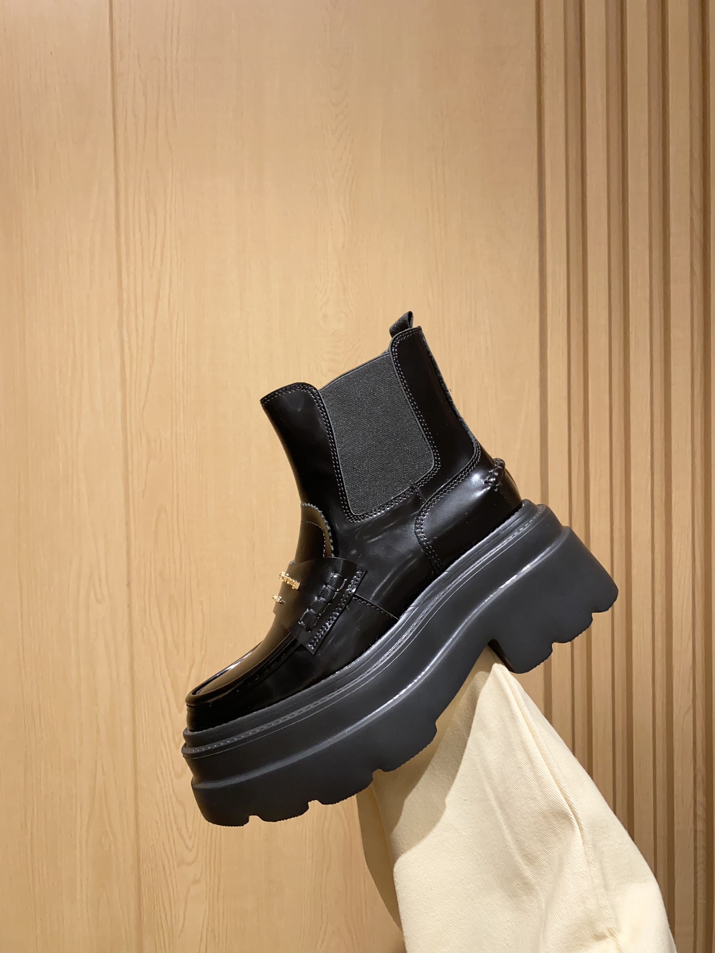 Thick Leather Boots by Alexander Wang: Hailey Bieber’s Latest Street Style. - 图片 1