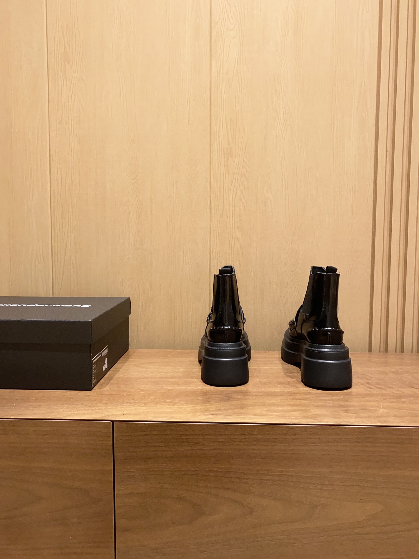 Thick Leather Boots by Alexander Wang: Hailey Bieber’s Latest Street Style. - 图片 4