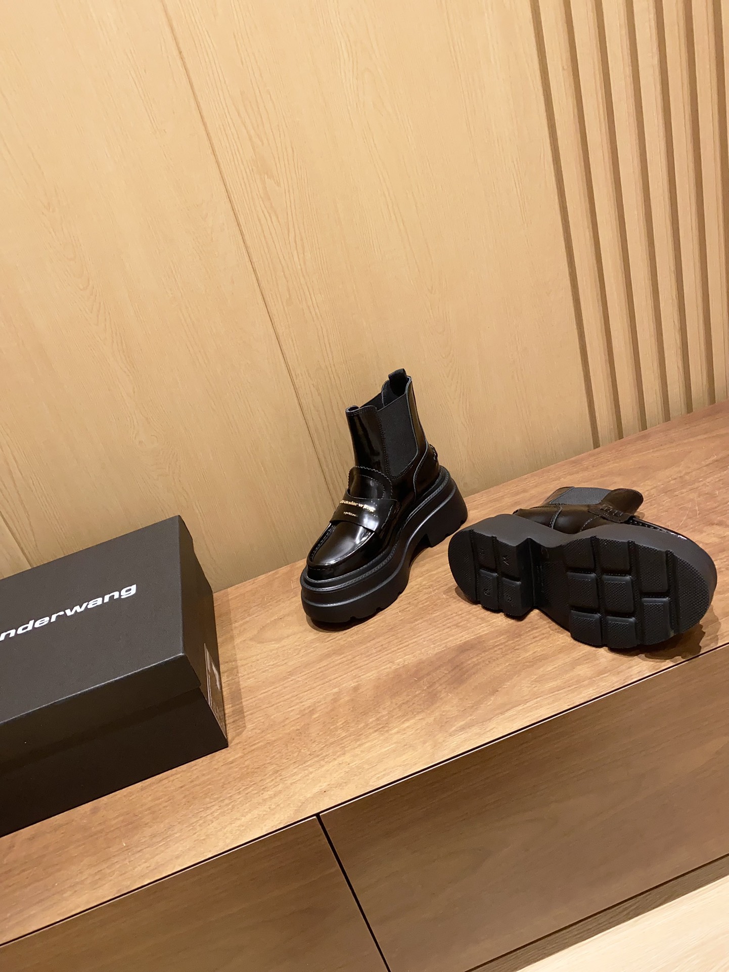 Thick Leather Boots by Alexander Wang: Hailey Bieber’s Latest Street Style. - 图片 6