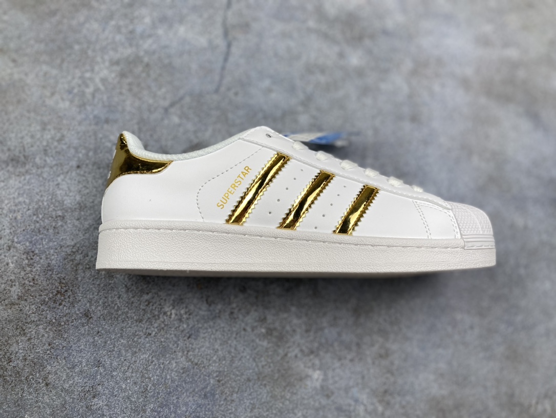 特价小合集💰95 平台订单款
公司级 Adidas Originals Superstar XLG 贝壳头系列低帮经典百搭休闲运动板鞋
以现代时尚元素焕新演绎的经典运动鞋!当你试图定义adidas Superstar系列，总有大胆设计突破你的想象。这款鞋以70年代经典运动鞋为蓝本，新鲜注入现代时尚元素。加大比例设计，配锯齿状三条纹，个性型格，就是要秀。选用皮革鞋面，不失复古本色，同时以新潮造型重塑经典。含贝壳形鞋头，助你自信迈步。
货号:IG4477
尺码:35 36 36.5 37 38 38.5 39 40 40.5 41 42 42.5 43 44 45a1