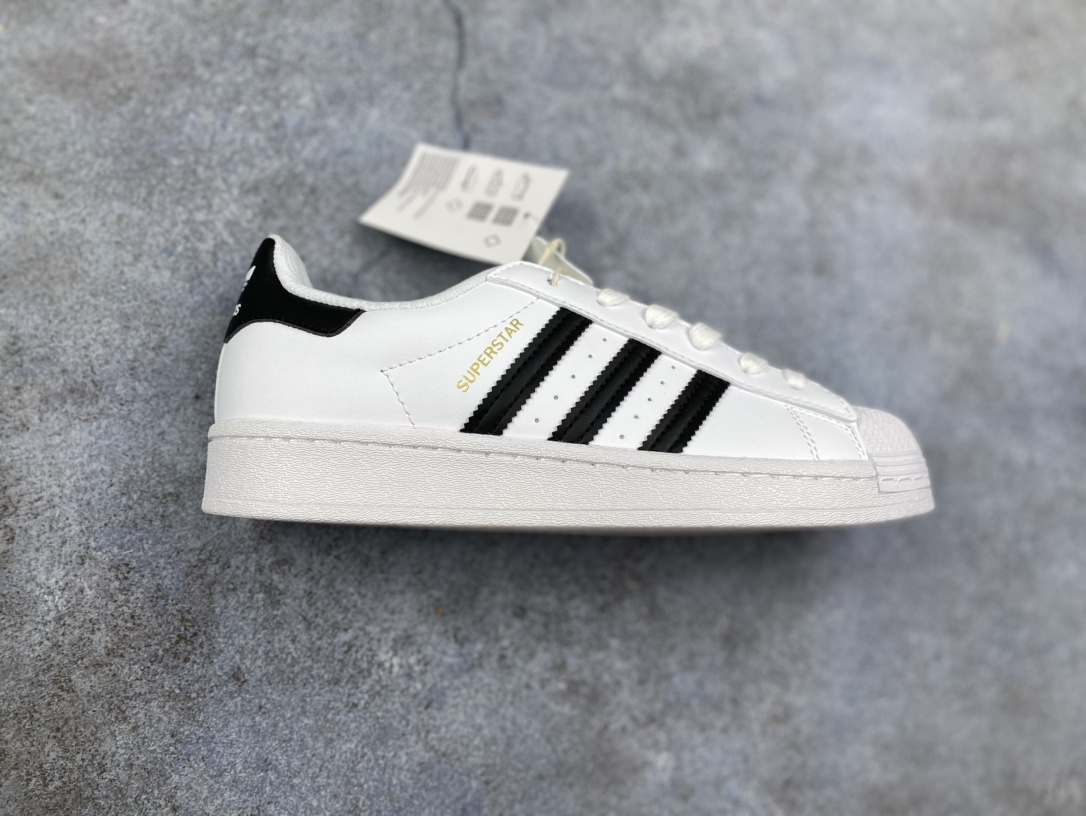 特价小合集💰95 平台订单款
公司级 Adidas Originals Superstar XLG 贝壳头系列低帮经典百搭休闲运动板鞋
以现代时尚元素焕新演绎的经典运动鞋!当你试图定义adidas Superstar系列，总有大胆设计突破你的想象。这款鞋以70年代经典运动鞋为蓝本，新鲜注入现代时尚元素。加大比例设计，配锯齿状三条纹，个性型格，就是要秀。选用皮革鞋面，不失复古本色，同时以新潮造型重塑经典。含贝壳形鞋头，助你自信迈步。
货号:IG4477
尺码:35 36 36.5 37 38 38.5 39 40 40.5 41 42 42.5 43 44 45a1