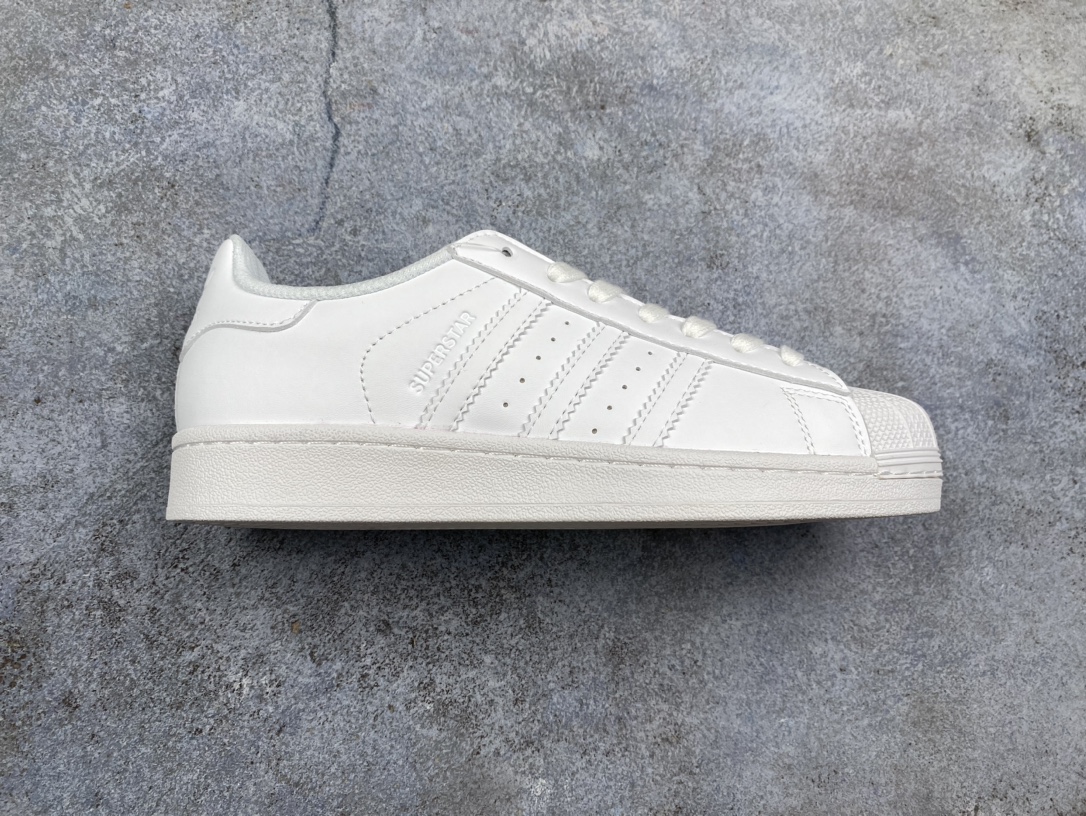 特价小合集💰95 平台订单款
公司级 Adidas Originals Superstar XLG 贝壳头系列低帮经典百搭休闲运动板鞋
以现代时尚元素焕新演绎的经典运动鞋!当你试图定义adidas Superstar系列，总有大胆设计突破你的想象。这款鞋以70年代经典运动鞋为蓝本，新鲜注入现代时尚元素。加大比例设计，配锯齿状三条纹，个性型格，就是要秀。选用皮革鞋面，不失复古本色，同时以新潮造型重塑经典。含贝壳形鞋头，助你自信迈步。
货号:IG4477
尺码:35 36 36.5 37 38 38.5 39 40 40.5 41 42 42.5 43 44 45a1