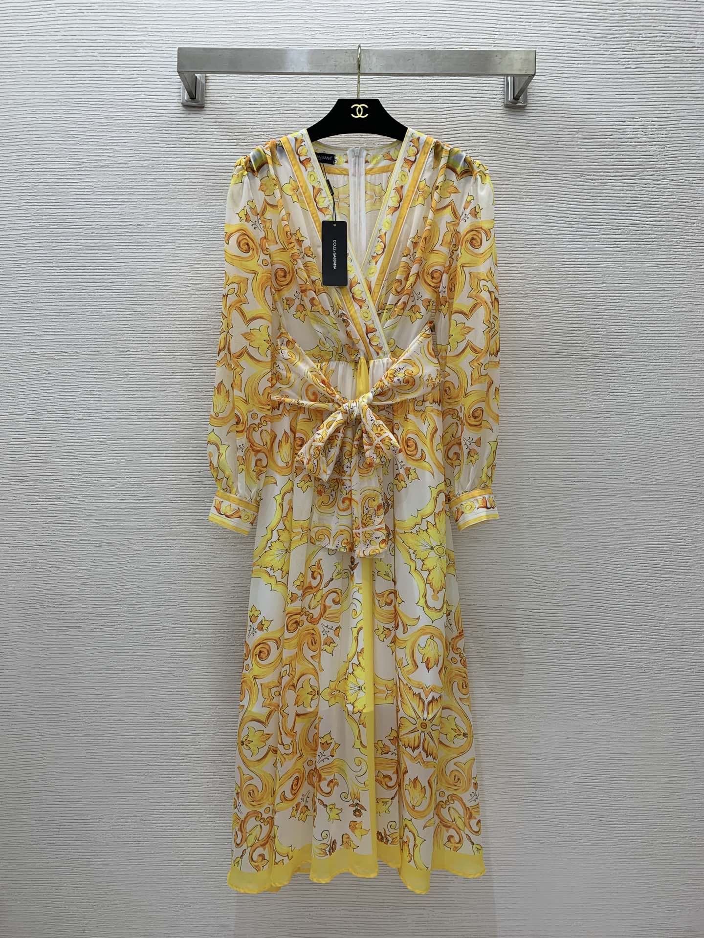 NO:306709,Model number G24081925 Dolce & Gabbana DG* new chiffon tulle transparent flowing fabric, gold retro pattern printed cross V-neck waist-hugging slim long-sleeved dress!  (M size bust 92, sleeve length 60, waist 72, skirt length 127), Dolce & Gabbana, skirts, alexander wang19860909款号G24081925 杜嘉班纳DG*新款雪纺薄纱透视飘逸面料、金色复古花纹印花交叉V领收腰显瘦长袖连衣裙！（M码胸围92,袖长60,腰围72,裙长127）,,Dolce&Gabbana,skirts,alexander wang,Women's clothing