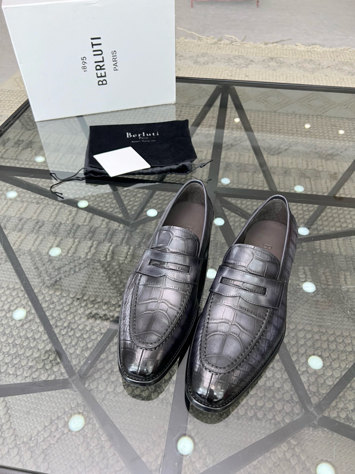 NO:219056,Brand Berluti original color matching Size 39-44 Custom made 38.45.46 Price Material Berluti new style High-end Top · Original single Ber* Berluti French top men's shoes, Berluti brand broke the routine in its debut and launched a new Edge last. This bold improvement of the iconic last is of great significance to its unique shape and width creative work. On Alessandro shoes, this angular outline is made by Kris' bold and professional new Cloudy dyeing makes it look more perspective. It is both business and casual. Classic and fashionable!  The handwritten patterns on the shoe body add a lot of color, Berluti, christian louboutin, Dolce & Gabbana19860909品牌Berluti 颜色原版配色 码数39-44定做38.45.46 价格 材质伯尔鲁帝新款 高端 顶级·原单Ber*布鲁提法国顶级男鞋,Berluti品牌的首秀中打破常规,推出全新的Edge鞋楦.标志性鞋楦的这种大胆改良,对于其独特形状和边宽创意工作意义重大、在Alessandro鞋履上,这种棱角分明的轮廓经Kris大胆专业的全新Cloudy 染色显得更有透视感.既商务又休闲.经典时尚！鞋身的手写纹更为其增色不少,Berluti 布鲁提,christian louboutin,Dolce&Gabbana,Men's shoes