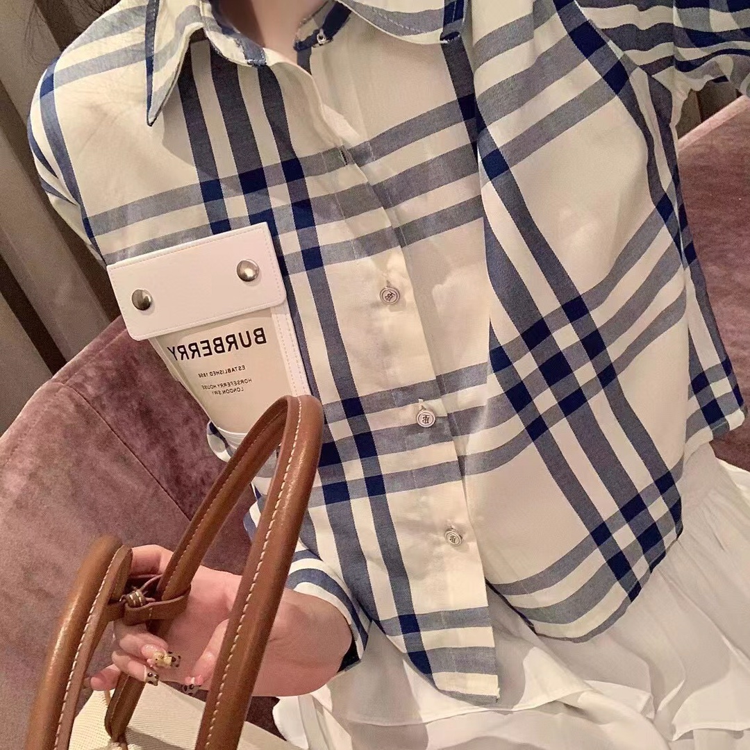 NO:755535,Style No. 5408 Burberr* new style white leather single pocket contrasting plaid short long-sleeved shirt, blue, SML, [M size; shoulder width 47, bust 98, sleeve length 56, length 45], Burberry - Clothing, burberry,19860909款号5408 Burberr*新款 白色拼皮单口袋撞色格纹短款长袖衬衣,蓝色,SML,【M码；肩宽47,胸围98,袖长56,长45】,博柏利-服装,burberry,,Women's clothing
