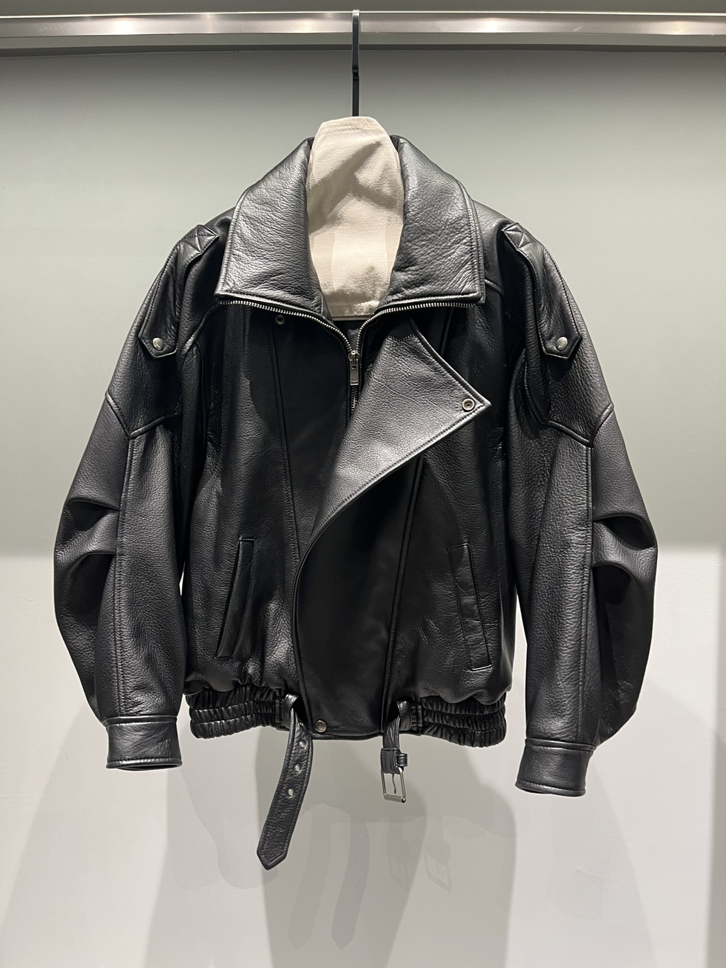 NO:755026,Saint Laurent's popular leather jacket, we use imported pure naturally foamed foam leather, not embossed, so its texture is irregular natural texture, very high-end. Original ancient silver hardware, super texture, black leather in stock, live broadcast light version can be received. The imported leather is very fleshy, the clothes will be very stylish, Saint Laurent - clothing, saint laurent, leather jacket,19860909圣罗兰爆款皮衣,我们采用进口纯正自然发泡的泡皮,不是压纹的,所以它的纹路是不规则的自然纹路,很高级.原版古银五金,超级有质感,黑色皮料现货,直播光版可接. 进口皮料非常有肉感,衣服会很有型,圣罗兰-服装,saint laurent,leather jacket,,Women's clothing