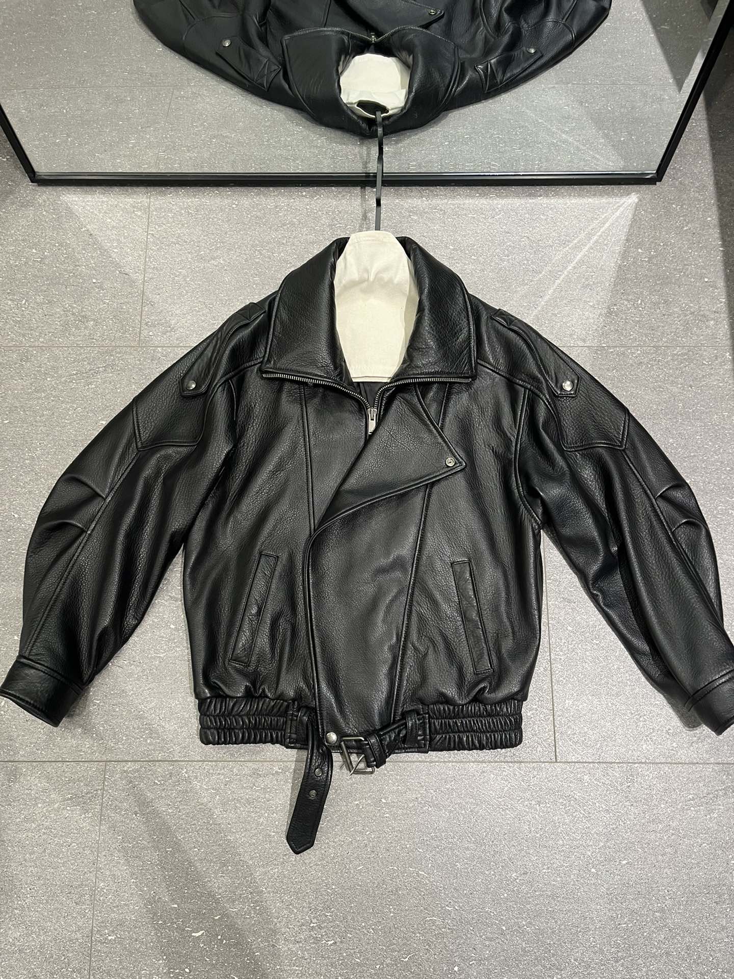 NO:755032,Saint Laurent's popular leather jacket, we use imported pure natural foaming leather, not embossed, so its texture is irregular natural texture, very high-end. Original ancient silver hardware, super texture, black leather in stock, live broadcast light version is available. Large version, S length 68, bust 112. Full sleeves, large version, not picky. Long-term availability, Saint Laurent-clothing, saint laurent, leather jacket,19860909圣罗兰爆款皮衣,我们采用进口纯正自然发泡的泡皮,不是压纹的,所以它的纹路是不规则的自然纹路,很高级.原版古银五金,超级有质感,黑色皮料现货,直播光版可接. 大阔版,S衣长68,胸围112.袖围很足,大版型,不挑身材.长期有货,圣罗兰-服装,saint laurent,leather jacket,,Women's clothing