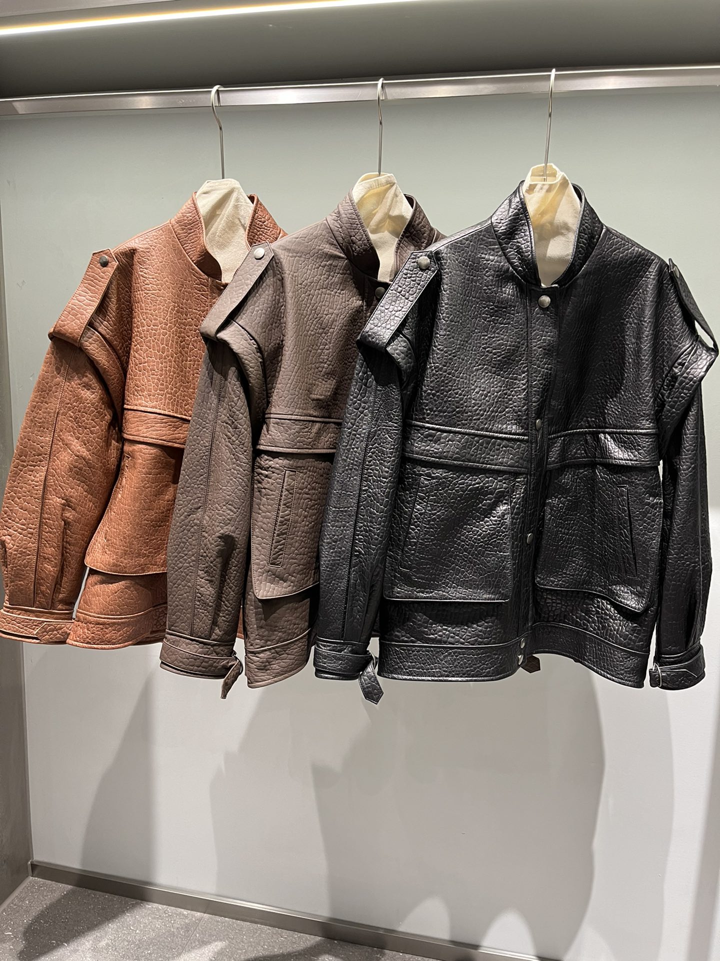 NO:744804,,Saint Laurent's large loose leather jacket, the original large size, not picky on the figure, the original antique silver hardware is very textured, the cowhide embossing is thick, the clothes are very crisp, Saint Laurent - Clothing, saint laurent,leather jacket,cowhide,19860909,圣罗兰宽松大皮衣,原版大尺寸,不挑身材,原版古银五金很有质感,牛皮压纹有厚度,衣服很挺括,圣罗兰-服装,saint laurent,leather jacket,cowhide,,Women's clothing