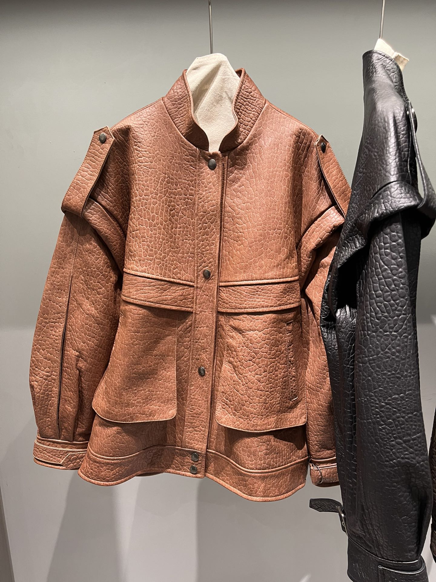 NO:744812,Large wide version, the size is very large, and it looks like a counter when worn. The camel orange leather is relatively thicker, and the clothes are heavier than the other two colors. Saint Laurent - Clothing, saint laurent, cowhide,19860909大阔版,尺码很足,穿出专柜效果.这个驼橘色牛皮相对要厚一点,衣服比其他2色重一点,圣罗兰-服装,saint laurent,cowhide,,Women's clothing