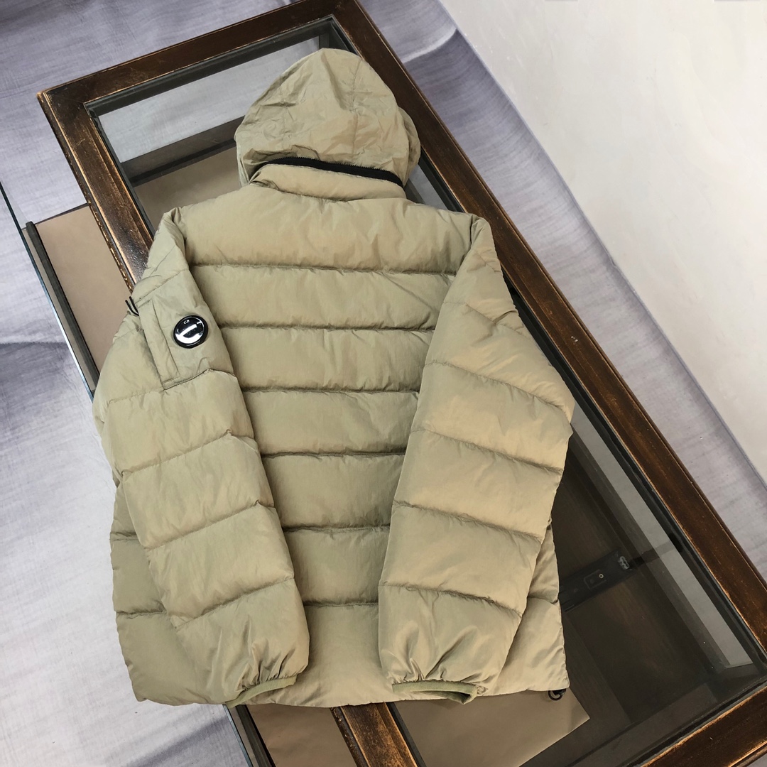 p565.00 CP.COMPANY 新款专柜同步，CP经典羽绒服，90进口羽绒 特殊高密记忆面料原厂染色防水，具备透气且防风功能 上身体感保温舒适度极好  简洁大方的设计 深受户外旅游爱好人士偏爱 也适合平时商务穿着的百搭款 所有辅料原版定制 实物拍照 现货供应  
颜色：黑色 卡其色 橘色
尺码：M-L-XL-XXL

