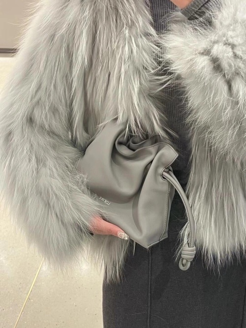 Bolso Loewe Flamenco Gris Perla: Elegancia y Versatilidad en un Diseño Único 1 Bolso Loewe Flamenco Gris Perla: Elegancia y Versatilidad en un Diseño Único