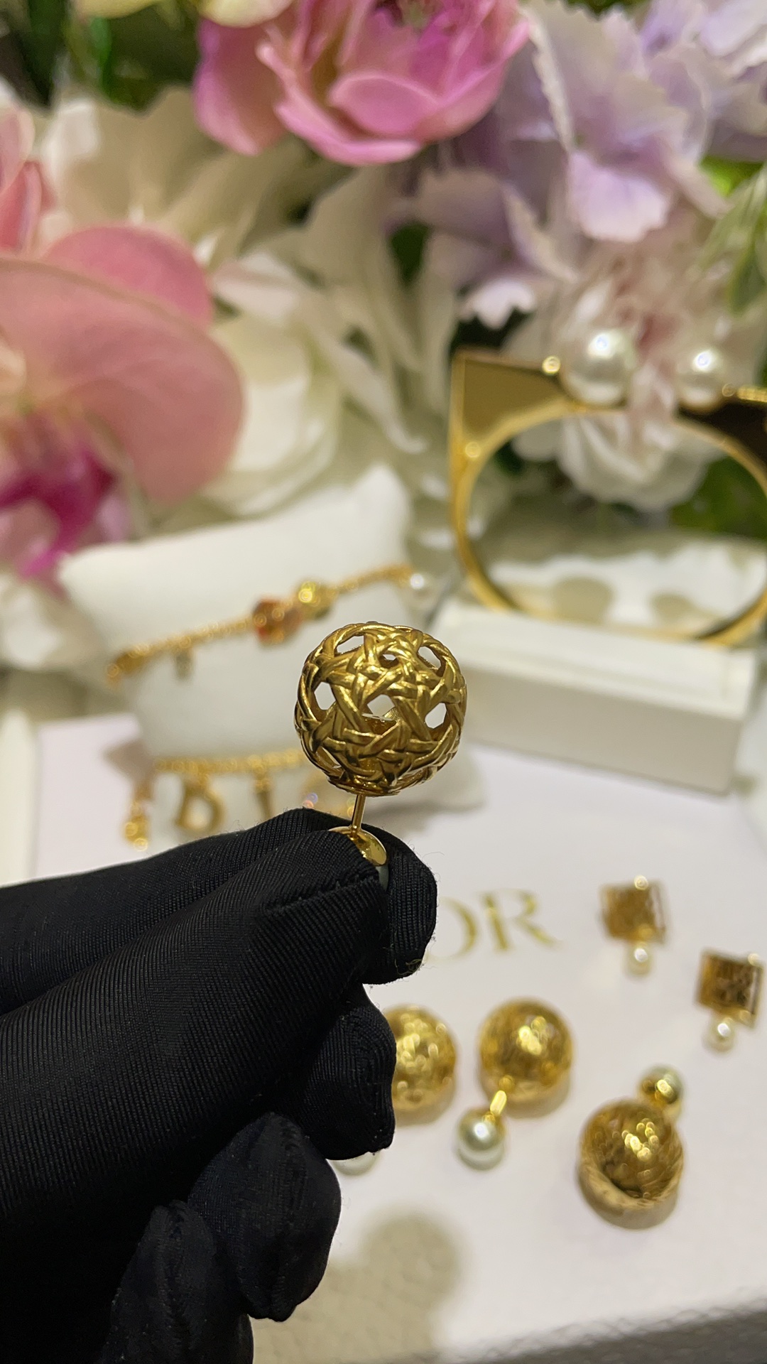 NO:631496,88170 arrived today to purchase yb's new Tribales hollow ball CD pearl double ball stud earrings. A golden and round little gold ball with a hollow cannage pattern. It is also a bit like a yarn ball. It is cute and very age-reducing. It is matched with classic pearl elements. It is elegant and fashionable. Purchased from yb. Customized. Brass material. 3D wax spray process. Earrings with packaging box, balenciaga, earrings, Cardia high-end jewelry.1986090988170今日到货购入yb 新款Tribales镂空圆球CD珍珠双球耳钉耳环 金灿灿圆滚滚的一颗镂空藤格纹小金球 又有点像毛线球可可爱爱的很减龄 搭配经典珍珠元素 大气优雅又很时髦 购入yb定制 黄铜材质 3D喷蜡工艺 耳钉带包装盒,,balenciaga,earrings,卡迪亚高端饰品,Jewelry