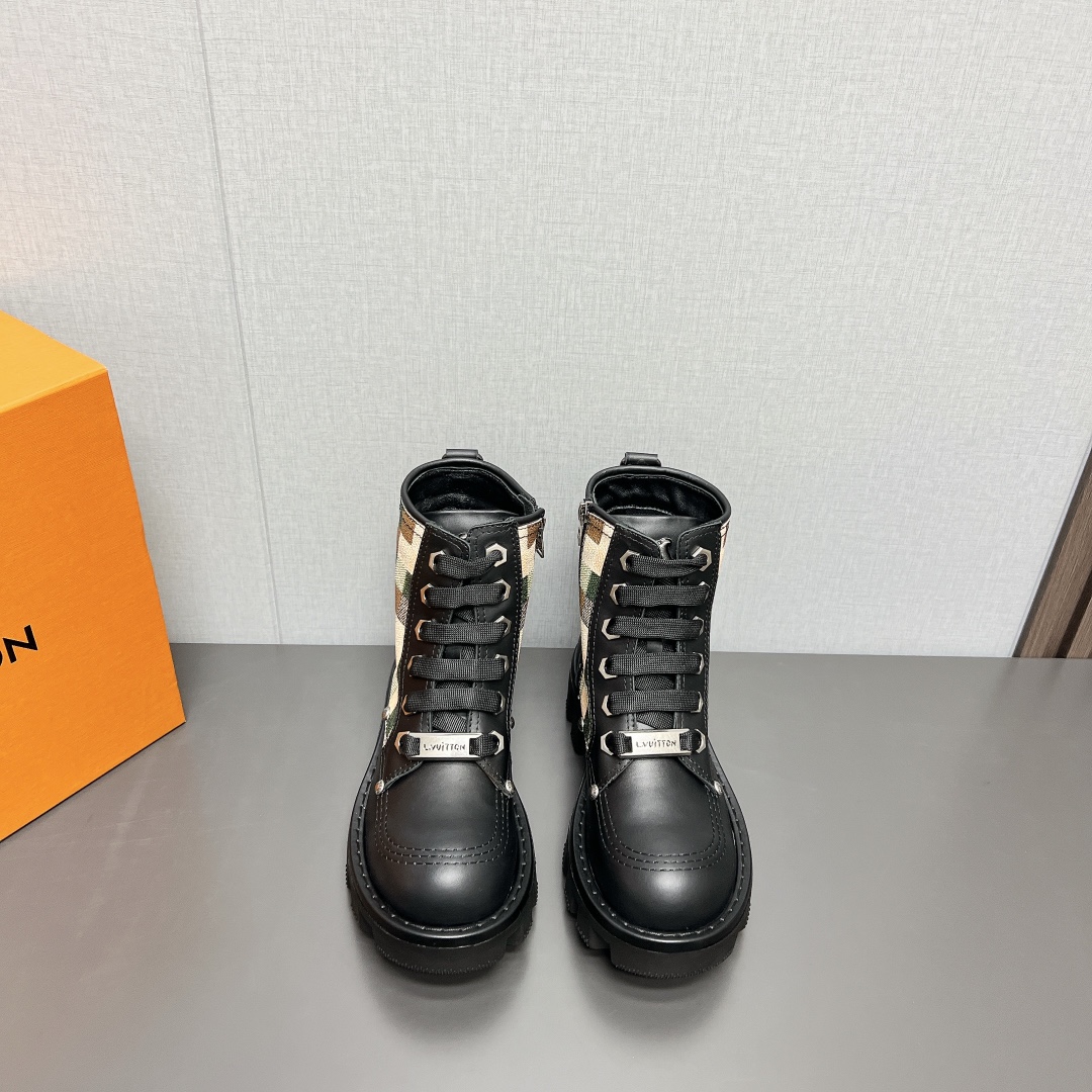 NO:279736,Real-price couple L*V Donkey House vs. the latest autumn and winter short boot series... [Thick-soled zippered short boots] Heavy industry created, French purchasing agent returned from the original version, and after several months, all private models were created to ensure that all materials, materials, and production processes were consistent with the original version!  Fabric: Original custom cowhide Inner: Original custom sheepskin Finger pad: Original custom sheepskin Big sole: Original mold-opening anti-slip large sole Bottom thickness: 6cm Number of sizes: 35-44 (female 40. male 45 customization is not returned or exchanged) Packaging: Original full set of packaging Color: Official website synchronous update, louis vuitton, louis vuitton, boots, cowhide, sheepskin19860909实价情侣 L*V驴家vs秋冬最新款短靴系列……【厚底拉链短靴】 重工打造,法国代购原版回来,历经数月全部私模打造,确保所有用料、材质、制作工艺与原版一致！ 面料:原版定制牛皮 内里:原版定制羊皮 垫脚:原版定制羊皮 大底:原版开模防滑大底 底厚:6cm 码数:35-44（女40.男45定制不退换） 包装:原版全套包装 颜色:官网同步更新,,louis vuitton,louis vuitton,boots,cowhide,sheepskin,Men's shoes