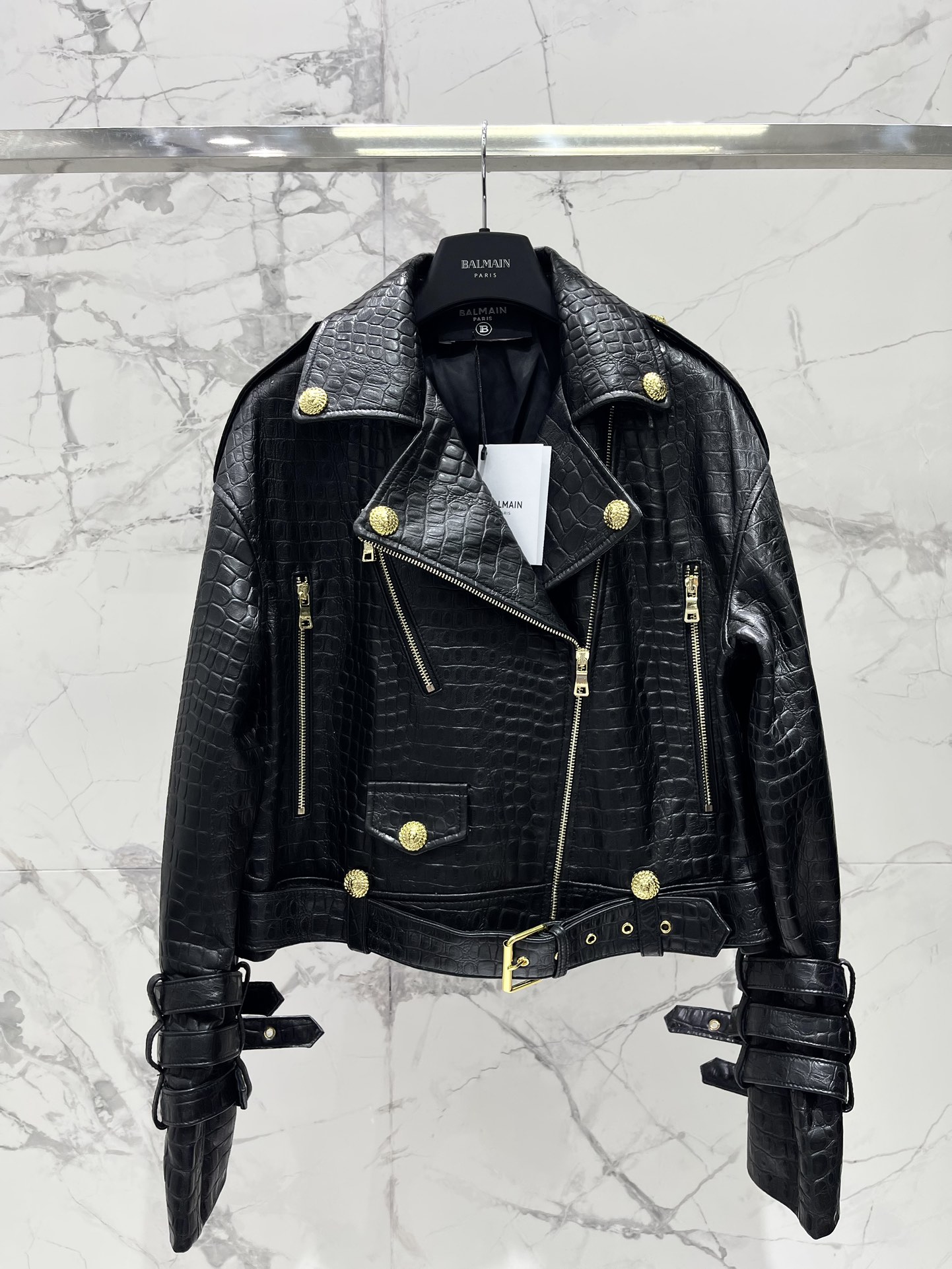 NO:891470,* Balmain's new early autumn imitation crocodile pattern genuine leather jacket, sheepskin jacket. The softness of sheepskin, combined with the exquisite texture of imitation crocodile pattern, is a double feast for touch and vision, making people unable to put it down!  Wearing it instantly opens up your aura and makes you turn heads when walking on the street!  Whether it's paired with simple white T+ jeans or a high-end dress, you can easily style it and your style will change. You will be the most beautiful one!  The details of this leather jacket are superbly handled, and every stitch and thread reveals the brand's ingenuity. The buttons are all custom-made, with perfect gloss, and the details are genuine!  The style is super slim, and even in the slightly cooler early autumn, you can still maintain both style and warmth!  Whether it's for daily travel or attending a party, it can make you the center of attention!  Size SML,Balmain-clothing,balmain,skirts,jeans,jackets & coats,leather jacket,sheepskin,19860909* 巴尔曼早秋新款仿鳄鱼纹真皮皮夹克绵羊皮衣  绵羊皮的柔软,搭配上仿鳄鱼纹的精致纹理,触感与视觉的双重盛宴,让人爱不释手！ 穿上它瞬间气场全开,走在街上回头率满分！ 无论是搭配简约白T+牛仔裤,还是高级感满满的连衣裙,都能轻松驾驭,风格百变,你就是那个最靓的崽！ 这款皮衣的细节处理超级到位,每一针每一线都透露着品牌的匠心独运.扣子都是定制的,光泽感满分,细节之处见真章！ 版型超级显瘦,即便是微凉的早秋,也能保持风度与温度并存！ 无论是日常出行,还是参加派对,它都能让你成为焦点中的焦点！ 码数SML,巴尔曼-服装,balmain,skirts,jeans,jackets & coats,leather jacket,sheepskin,,Women's clothing