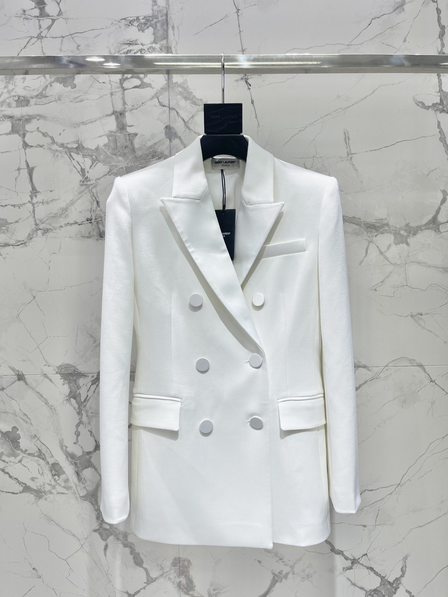 NO:946652,* Holy Family Wool Suit The design of this long suit is so understanding of women’s hearts!  The waist-cinching tailoring perfectly outlines the body curve, which not only shows the femininity of women, but also the ability and neatness of a suit. The selection of fabrics is also extremely sophisticated, with high-grade texture and excellent drape. It is light and comfortable to wear!  Size SML, saint laurent-clothing, saint laurent,19860909* 圣家羊毛西服 这款长西服的设计简直是太懂女人心了！ 收腰的剪裁完美勾勒出身材曲线,既展现了女性的柔美,又不失西服的干练与利落. 面料的选择也是极尽考究,质感高级,垂坠感极佳,穿在身上轻盈又舒适！ 码数SML,圣罗兰-服装,saint laurent,,Women's clothing