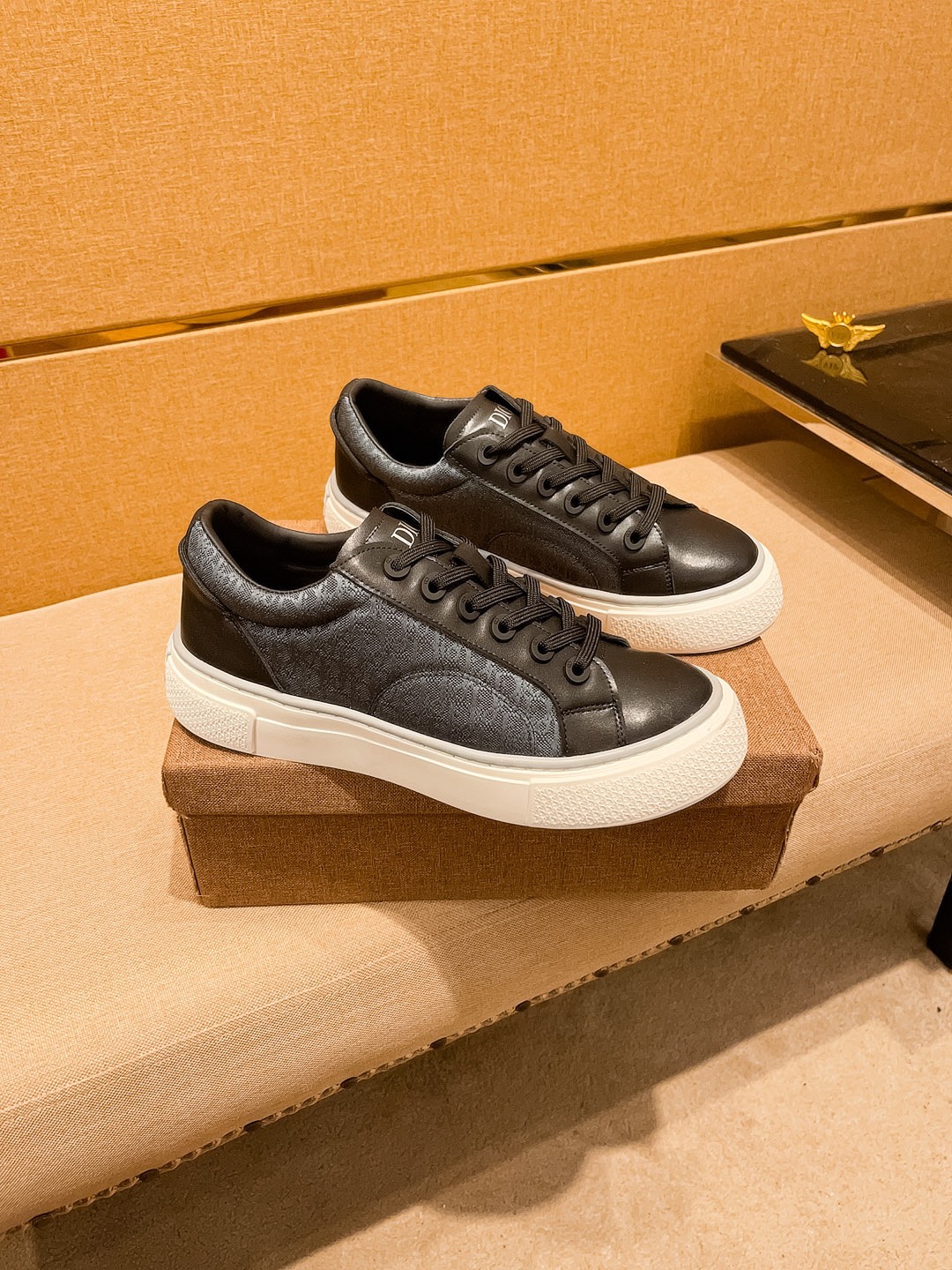 NO:347231,[Dio] High-end Men's Shoes Brand Official Website 11's latest masterpiece upper is made of Italian official website original special technology fabric with original comfortable breathable inner lining original designated anti-slip sole making walking more convenient and comfortable!  Exclusive new style, amazing work, beautiful 11 ​​replica [color] compared to the official quality!  Create a fashionable personality to set off your uniqueness!  A must-have for trendy men!, Size: 38-44. Color. 3 colors available, dior19860909【迪奥】男鞋高端品牌 官网11最新力作鞋面采用意大利官网原版专用科技布面料搭配原版舒适透气内里原版指定防滑大底制作让行走更加便捷舒适！独家新款,惊世之作,与官方的质量相比美的11复刻[色]！打造时尚个性衬托你的与众不同！潮男必备! ,尺码:38－44.颜色. 3色可选,,dior,Men's shoes