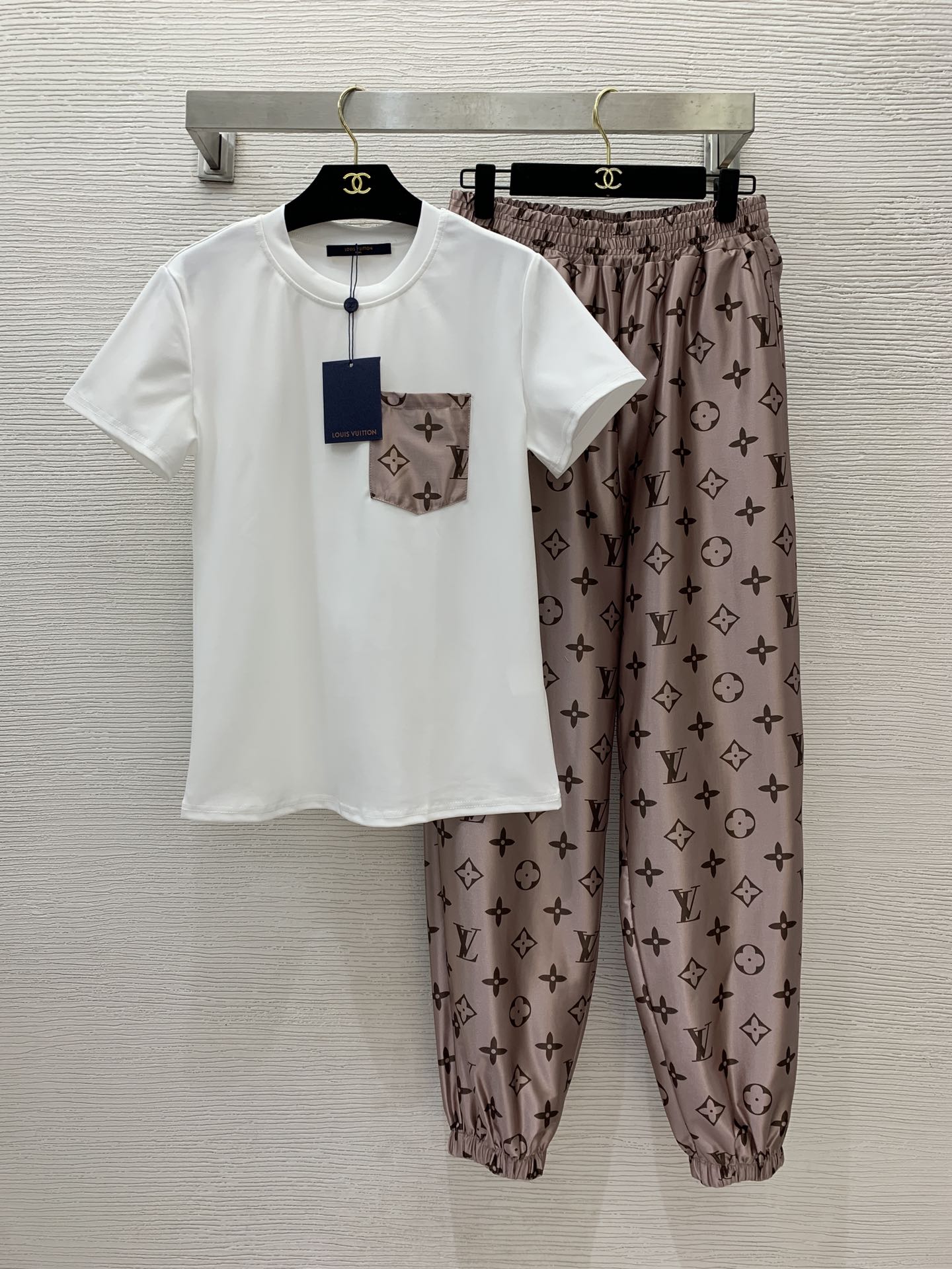 Louis Vuitton Ropa Pantalones Camisas y blusas Camiseta Trajes de dos piezas y conjuntos a juego Impresión Manga corta D24082187