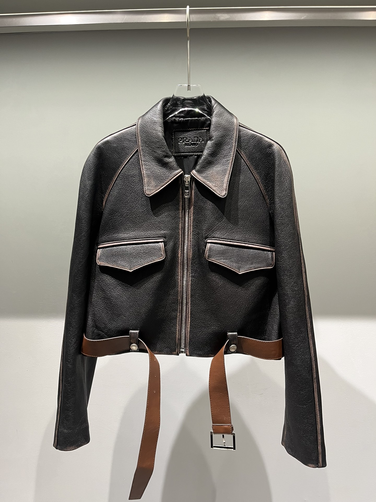 NO:891505,Prada imported goatskin color-rubbed motorcycles, short styles, as well as half skirts and long skirts. Imported goatskin with clear and fleshy texture, hand-rubbed color lines, very high-end, Prada - clothing, prada, skirts, sheepskin,19860909普拉达进口山羊皮擦色机车,短款,还有半裙和长裙都有.纹路清晰有肉感的进口山羊皮,手工擦色纹路,非常高档,普拉达-服装,prada,skirts,sheepskin,,Women's clothing