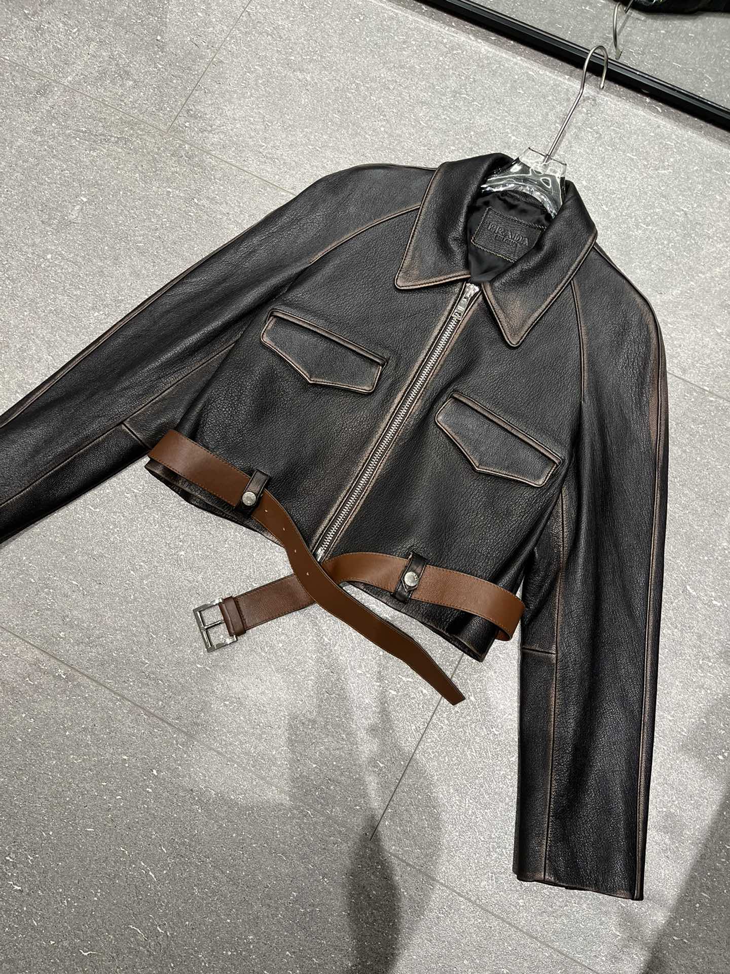 NO:871416,Prada imported goatskin color-rubbed motorcycles, short styles, as well as half skirts and long skirts. Imported goatskin with clear and fleshy texture, hand-rubbed color lines, very high-end, Prada - clothing, prada, skirts, sheepskin,19860909普拉达进口山羊皮擦色机车,短款,还有半裙和长裙都有.纹路清晰有肉感的进口山羊皮,手工擦色纹路,非常高档,普拉达-服装,prada,skirts,sheepskin,,Women's clothing