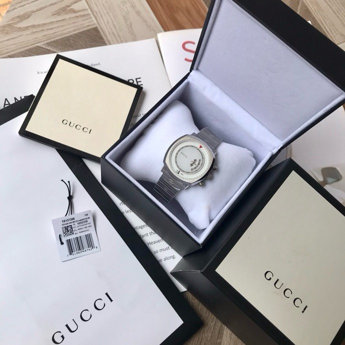 NO:822617,Batch. Original Gucci Grip series quartz watch, imported movement from Switzerland, diameter ~40mm, sapphire crystal glass, two windows on the dial to display hours and minutes respectively, stainless steel case, double G pattern on the strap, and Mickey Mouse pattern design at 6 o'clock!  Drawing inspiration from skateboarding, the simple and neat shape is paired with a comfortable and fit design. The vivid name is reminiscent of the scene where a skater's sneakers are firmly attached to the skateboard. The bottom cover is engraved with the iconic large G logo, and is paired with an easy-to-wear double-button butterfly buckle strap to highlight a cool and unisex appearance. The sapphire mirror comes with a full set of packaging. Original Gucci  Gucci Grip series quartz watch, imported movement from Switzerland, diameter ~40mm, sapphire crystal glass, two windows on the dial to display hours and minutes respectively, stainless steel case, double G pattern on the strap, and Mickey Mouse pattern design at 6 o'clock!  Drawing inspiration from skateboarding, the simple and neat shape is paired with a comfortable and fit design, and the vivid name is reminiscent of the scene where a skater's sneakers are firmly attached to the skateboard. The bottom cover is engraved with the iconic large G logo, and is paired with an easy-to-wear double-button butterfly buckle strap to highlight a cool and unisex appearance. The sapphire mirror comes with a full set of packaging.,,gucci,gucci,sneakers19860909批 .Original Gucci 古驰Grip系列石英腕表,瑞士原装进口机芯,表径～40mm,蓝宝石水晶玻璃,表盘上设置两个窗口,分别显示小时和分钟,釆用精钢表壳,表带上饰有双G图案,6点位有米老鼠图案设计！从滑板运动中汲取灵感,简洁利落的造型搭配舒适贴合设计,生动形象的名称令人联想到滑手的运动鞋牢固抓附在滑板上的情景.底盖雕刻有标志性精美大G logo,搭配方便穿戴的双按蝴蝶扣表带,彰显大气飒爽的中性外观,蓝宝石镜面,配全套包装.批 .Original Gucci 古驰Grip系列石英腕表,瑞士原装进口机芯,表径～40mm,蓝宝石水晶玻璃,表盘上设置两个窗口,分别显示小时和分钟,釆用精钢表壳,表带上饰有双G图案,6点位有米老鼠图案设计！从滑板运动中汲取灵感,简洁利落的造型搭配舒适贴合设计,生动形象的名称令人联想到滑手的运动鞋牢固抓附在滑板上的情景.底盖雕刻有标志性精美大G logo,搭配方便穿戴的双按蝴蝶扣表带,彰显大气飒爽的中性外观,蓝宝石镜面,配全套包装.,,gucci,gucci,sneakers,Watch