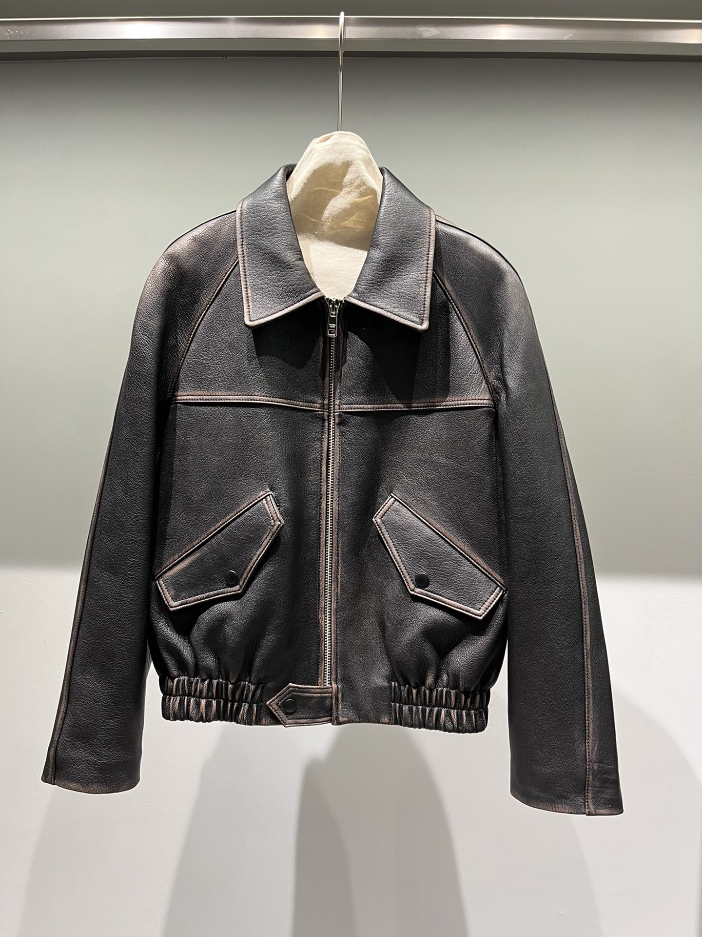 NO:871423,Prada imported goatskin color rubbed leather jacket, the imported leather texture is clear and the leather has a fleshy feel, original hardware, hand rubbed color, no rush orders, Prada-clothing, prada,leather jacket,sheepskin,19860909普拉达进口山羊皮擦色皮衣,进口皮料纹路清晰皮质有肉感,原版五金,手工擦色,不接急单,普拉达-服装,prada,leather jacket,sheepskin,,Women's clothing
