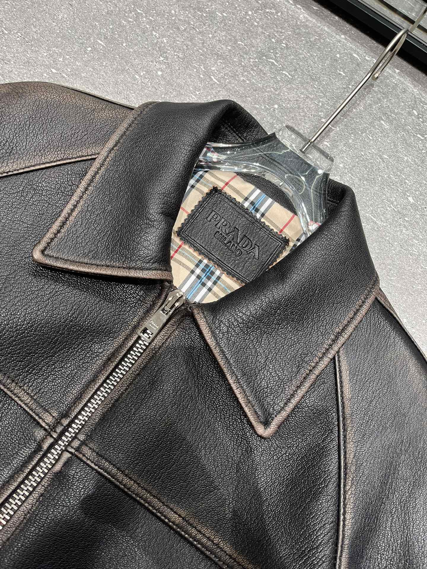 NO:871429,Prada imported goatskin color rubbed leather jacket, the imported leather texture is clear and the leather has a fleshy feel, original hardware, hand rubbed color, no urgent orders, size S-19860909普拉达进口山羊皮擦色皮衣,进口皮料纹路清晰皮质有肉感,原版五金,手工擦色,不接急单 尺寸S- Xl码,专柜1:1品质,普拉达-服装,prada,leather jacket,sheepskin,,Women's clothing