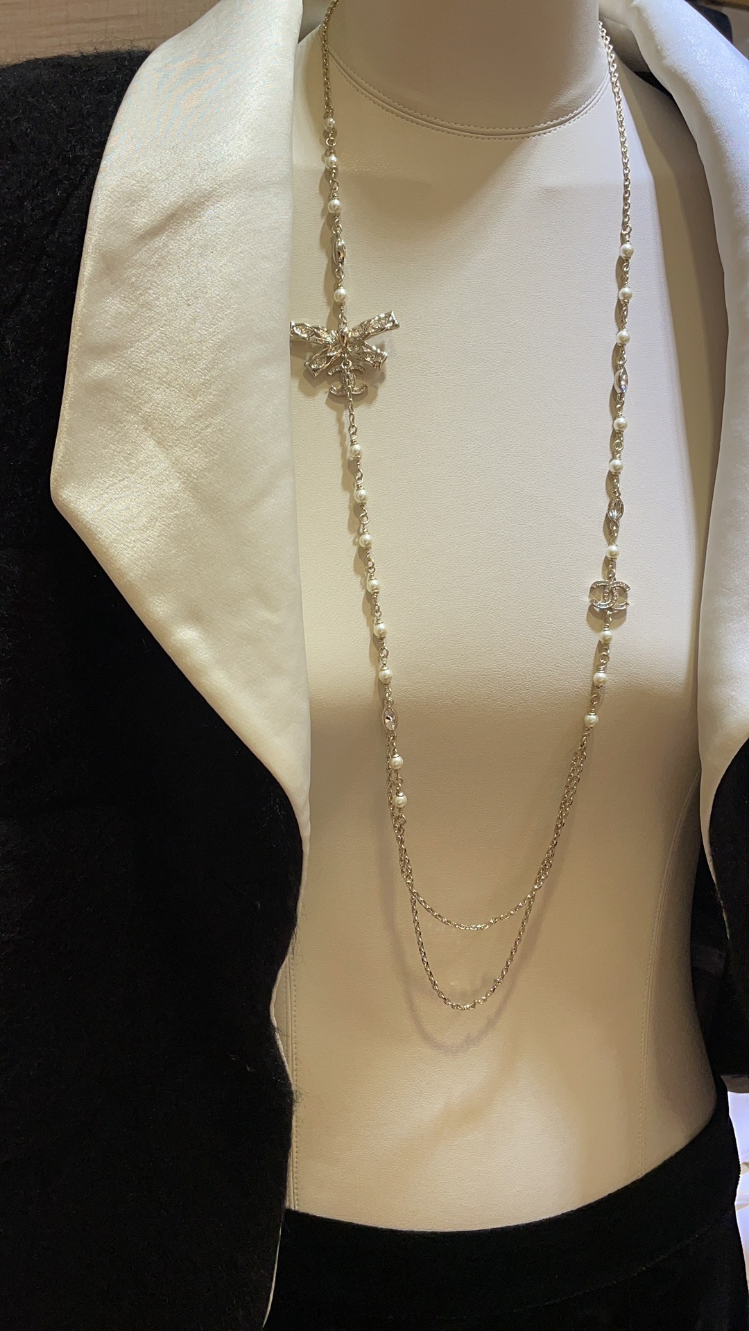 NO:634721,88300 Long style arrived today, 24B new full diamond double C hollow bow double layer sweater chain, light gold hollow bow, sweet, rich and age-reducing, long sweater chain design, full of aura when worn on the upper body, z version custom made, brass material, custom crystal, necklace with packaging box,,sweaters,necklace,Cardia high-end jewelry1986090988300 今日到货长款 24B新款满钻双C镂空蝴蝶结双层毛衣链 浅金色镂空蝴蝶结甜美富贵又减龄 长款毛衣链设计佩戴上身气场十足 z版定制 黄铜材质 定制水晶 项链带包装盒,,sweaters,necklace,卡迪亚高端饰品,Jewelry