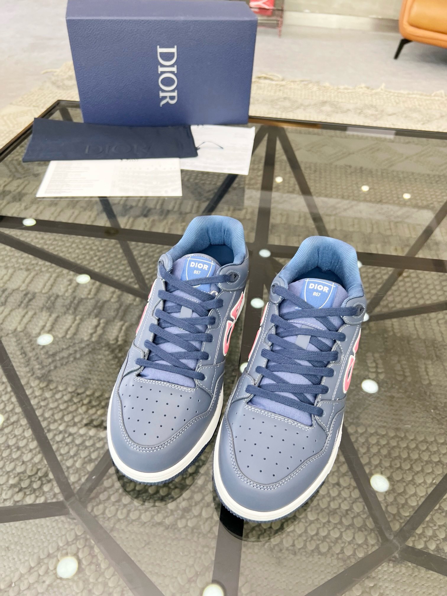 NO:217895,Brand DIOR color original color matching, code number 39-45 customized 46.47 price Material Dior B57 counter new autumn and winter joint-branded men's casual shoes!  D-home men's boots combine exquisite craftsmanship and elegant temperament, making them an ideal item for creating casual styles, printed splicing. The boots are decorated with decorative laces, durable rubber concave soles, reinforced heels and toe, and the sides are decorated with Dior AND SHAWN logo patches!  A must-have item for autumn and winter, buy fashionable essence quickly!  ,Dior casual shoes,dior,dior,dior,boots19860909品牌DIOR 颜色原版配色 码数39-45定做46.47 价格 材质迪奥B57专柜新品秋冬联名款男士休闲鞋！D家男装靴子将精湛工艺与优雅气质合二为一,是打造休闲造型的理想单品,印花拼接.靴子采用装饰性鞋带,采用耐穿的橡胶凹凸鞋底及加强型鞋跟和鞋头,侧面饰以 Dior AND SHAWN 标志补丁装饰！秋冬必备单品,时髦精快快入手吧！,Dior休闲鞋,dior,dior,dior,boots,Men's shoes