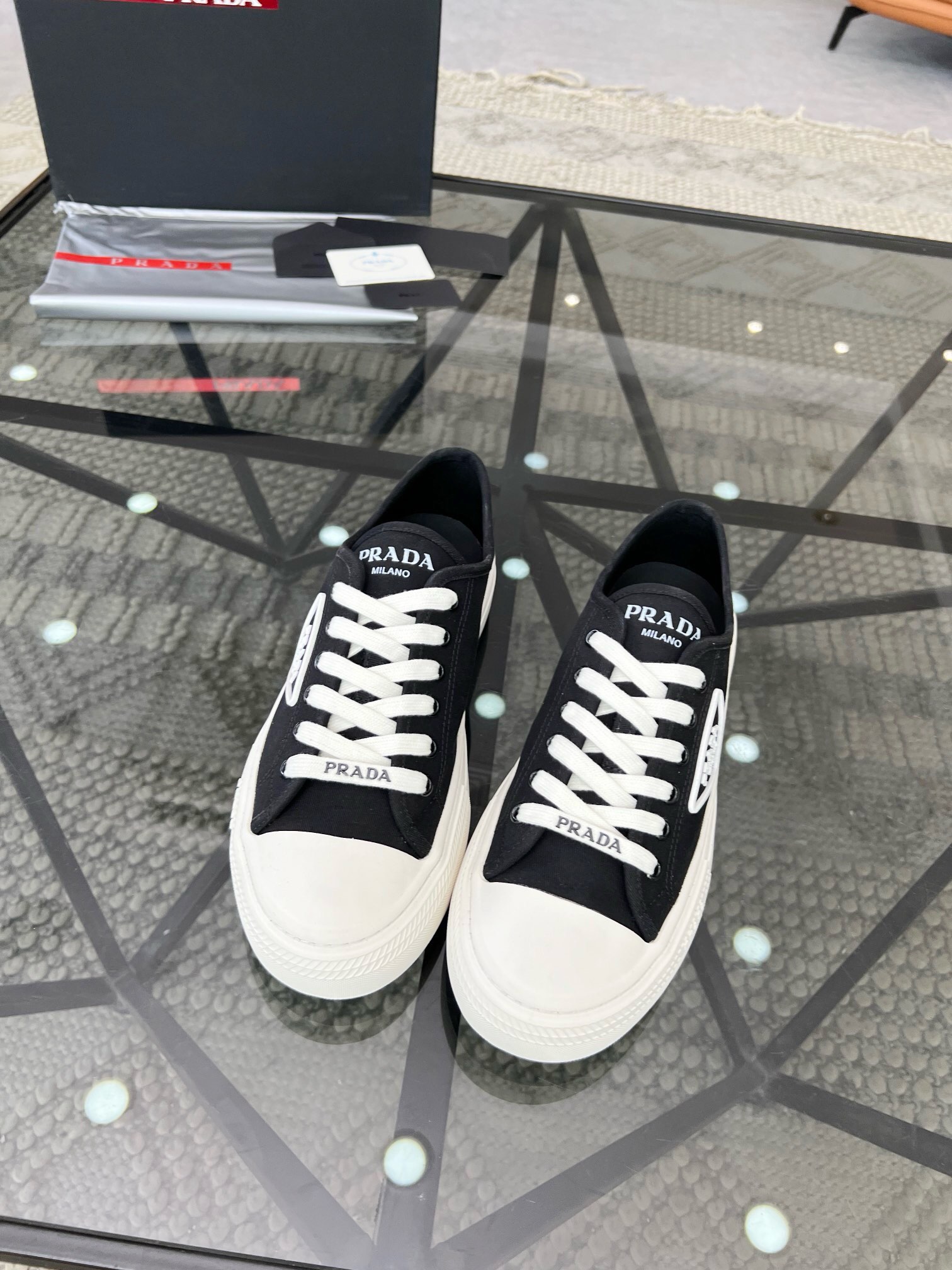 NO:218981,Brand P R A D A Color Original Color Pair Number 39-44 Customized 38.45 Price Material Prada New Product Original Single-Custom Low-top Casual Sports Shoes!  The upper is made of original canvas and cowhide inner lining. The original molded sole of cowhide is made of high quality. Prada, prada, sneakers, cowhide19860909品牌P R A D A 颜色原版配色 码数39-44定做38.45 价格 材质普拉达新品原单货低帮休闲运动鞋！鞋面采用原版帆布搭配牛皮内里 牛皮垫脚原版开模大底、高品质值得拥有,普拉达,prada,sneakers,cowhide,Men's shoes