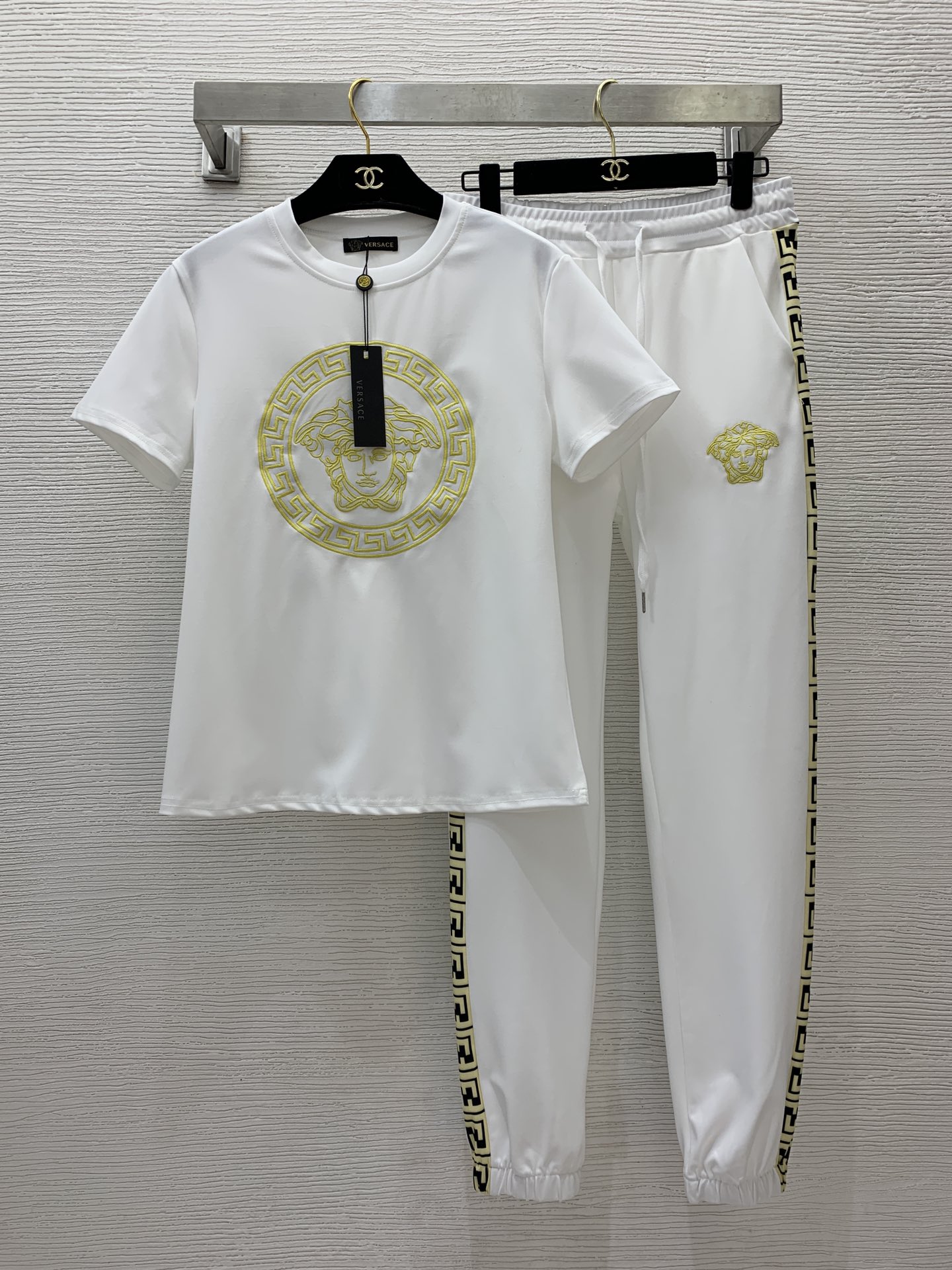 NO:326851,19860909款号D24082267 Versac*新款休闲运动套装！美杜莎头像刺绣图案圆领短袖t恤上衣侧边撞色印花松紧腰束脚运动裤长裤！黑色、白色、（M码肩宽39,胸围92,袖长19,衣长61；腰围72松紧,裤长103）,,versace,T-shirt,tees，t-shirt,alexander wang,Women's clothing