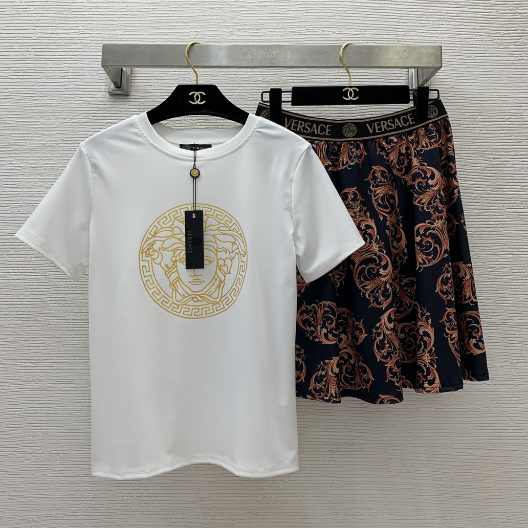 NO:415851,Model number D24082173 Versac* new European and American fashion two-piece set!  Medusa avatar, gold stamping pattern, round neck short-sleeved T-shirt top logo, webbing spliced ​​retro patterned short skirt and skirt!  Black, white, (M size shoulder width 39, bust 92, sleeve length 19, garment length 60; waist 70 elastic, skirt length 49/waist ±4) hair, versace, skirt, T-shirt, tees, t-shirt, alexander wang19860909款号D24082173 Versac*新款欧美时尚两件套装！美杜莎头像烫金印图案圆领短袖t恤上衣logo织带拼接复古花纹短裙半身裙！黑色、白色、（M码肩宽39,胸围92,袖长19,衣长60；腰围70松紧,裙长49/腰围±4）发,,versace,skirts,T-shirt,tees，t-shirt,alexander wang,Women's clothing