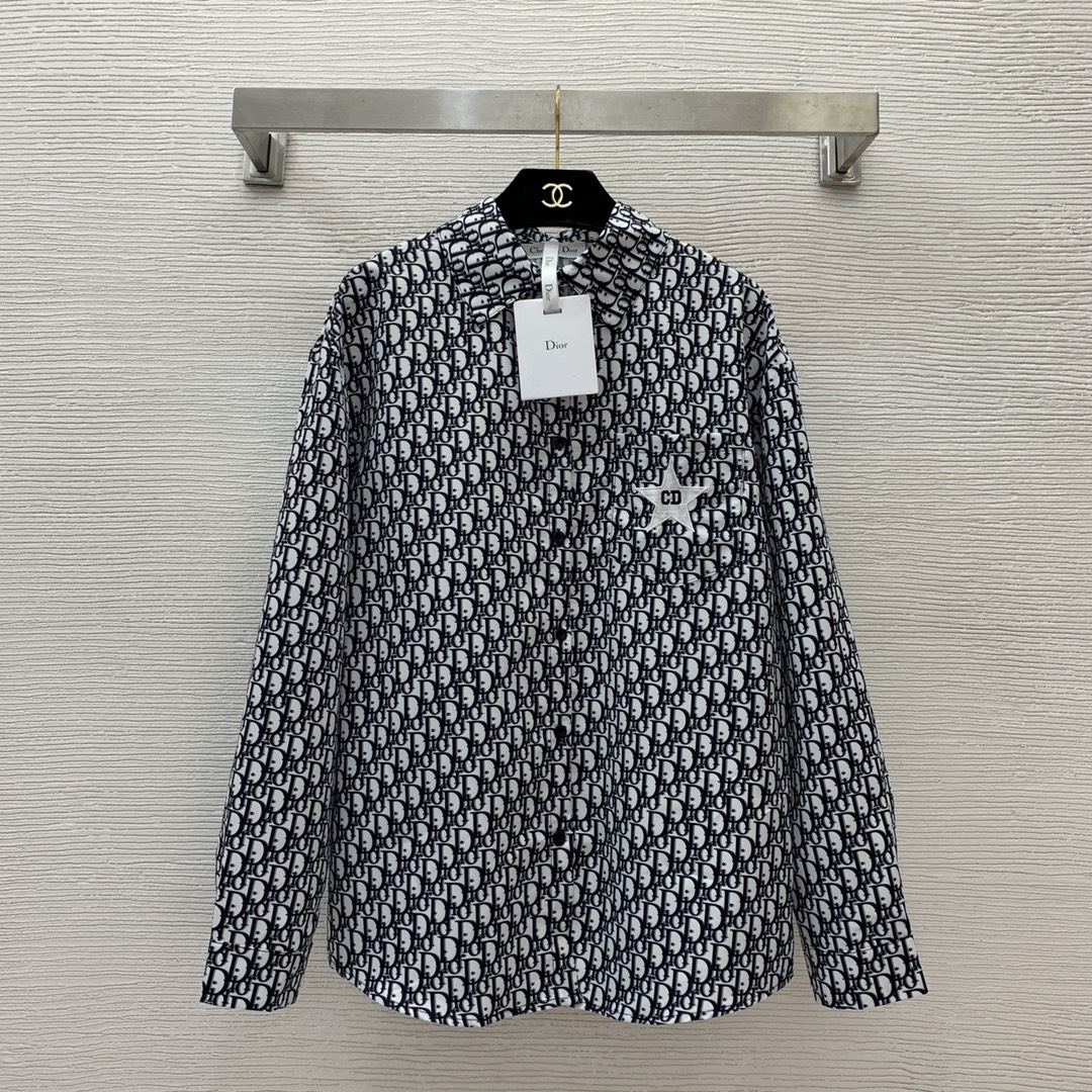 NO:307169,Model number D24082387 Dio* new style, five-pointed star CD embroidery on chest, presbyopia logo printed buttoned lapel loose long-sleeved shirt!  (M size shoulder width 51, bust 110, sleeve length 55, clothing length 71), dior, alexander wang19860909款号D24082387 Dio*新款 胸前五角星CD刺绣 满身老花logo印花系扣翻领宽松长袖衬衣！（M码肩宽51,胸围110,袖长55,衣长71）,,dior,alexander wang,Women's clothing