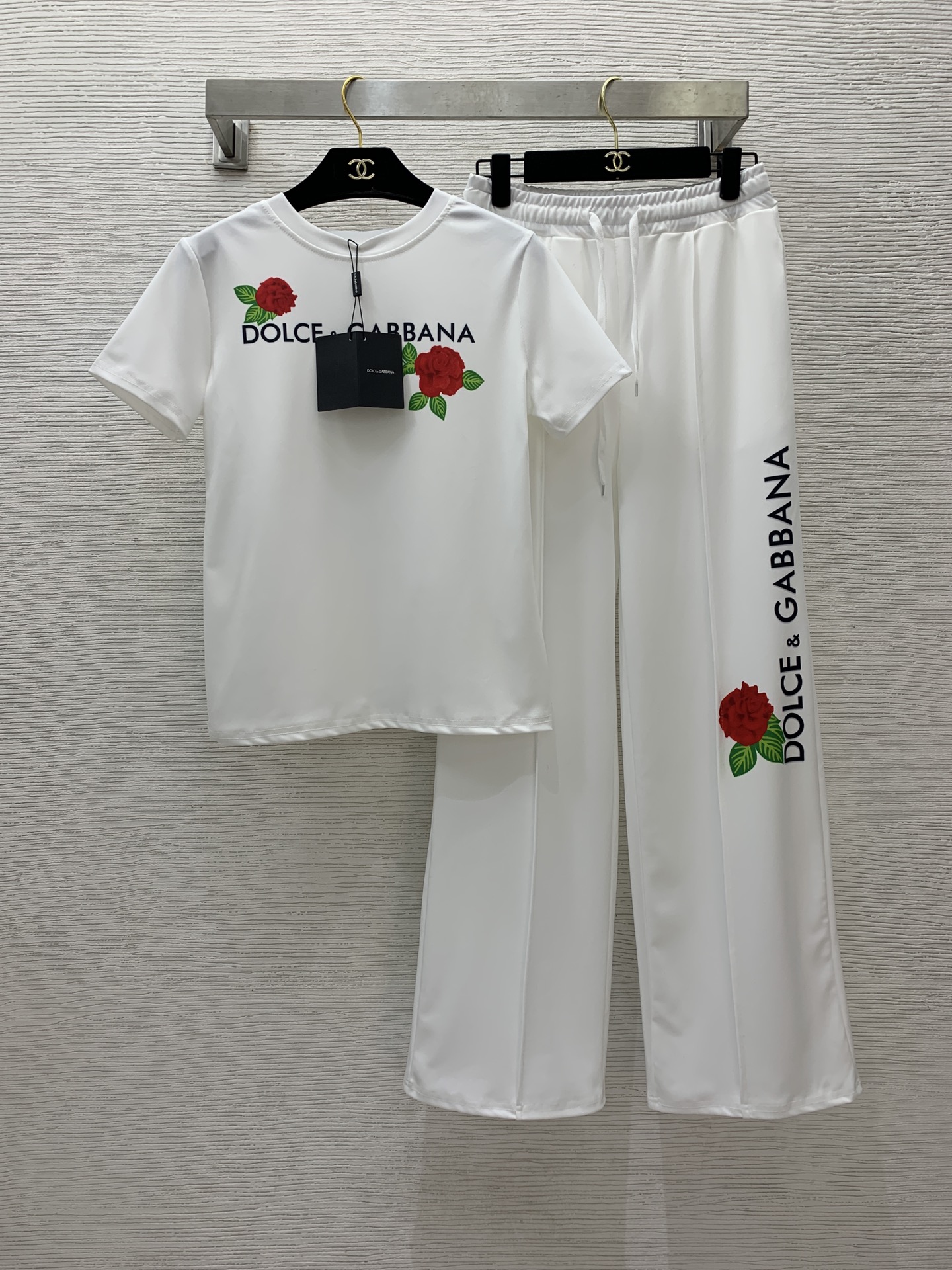 NO:322913,Model number D24082118 Dolce & Gabbana DG* new letter logo flower print casual sports set!  Fashionable and versatile short-sleeved T-shirt tops with elastic waist straight-leg sports pants and trousers!  White, (Size S shoulder width 38, bust 90, sleeve length 19, clothing length 59; waist 68 elastic, trousers length 105/waist ±4) hair, Dolce & Gabbana, T-shirt, tees, t-shirt, alexander wang19860909款号D24082118杜嘉班纳DG*新款字母logo花朵印花休闲运动套装！时尚百搭短袖t恤上衣松紧腰直筒运动裤长裤！白色,（S码肩宽38,胸围90,袖长19,衣长59；腰围68松紧,裤长105/腰围±4）发,,Dolce&Gabbana,T-shirt,tees，t-shirt,alexander wang,Women's clothing