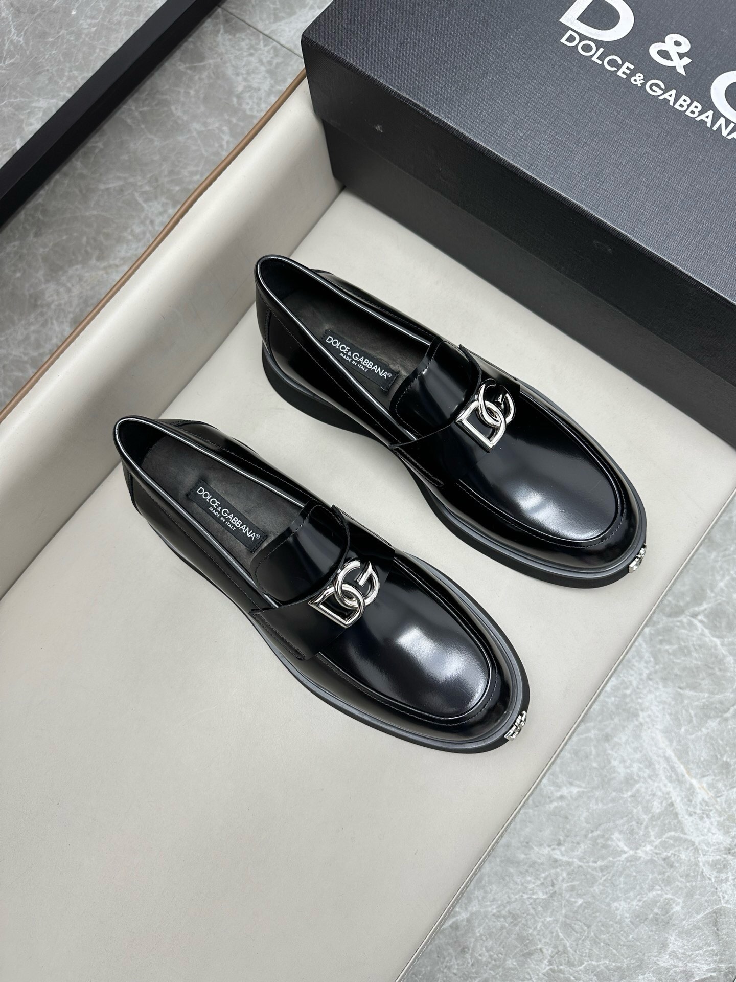 NO:218381,Brand D&G color original color matching 39-44 Custom made 38.45.46 Price Material Dolce & Gabbana/New Calfskin Mocasin Shoes Bernini Series Mocasin Shoes, embellished with new metal signs. Made of Mino Calfskin, original combination rubber outsole, retro and shiny texture complement each other, releasing contemporary exquisite charm., Dolce & Gabbana leather shoes, Dolce & Gabbana, Dolce & Gabbana, Dolce & Gabbana, cowhide19860909品牌D&G 颜色原版配色 码数39-44定做38.45.46 价格 材质杜嘉班纳Dolce & Gabbana/新款小牛皮莫卡辛鞋 Bernini 系列莫卡辛鞋,点缀全新金属标牌.采用 Mino 小牛皮制成,原版组合橡胶大底 复古与亮泽质感相得益彰,释放当代考究魅力.,杜嘉班纳皮鞋,Dolce&Gabbana,Dolce&Gabbana,Dolce&Gabbana,cowhide,Men's shoes