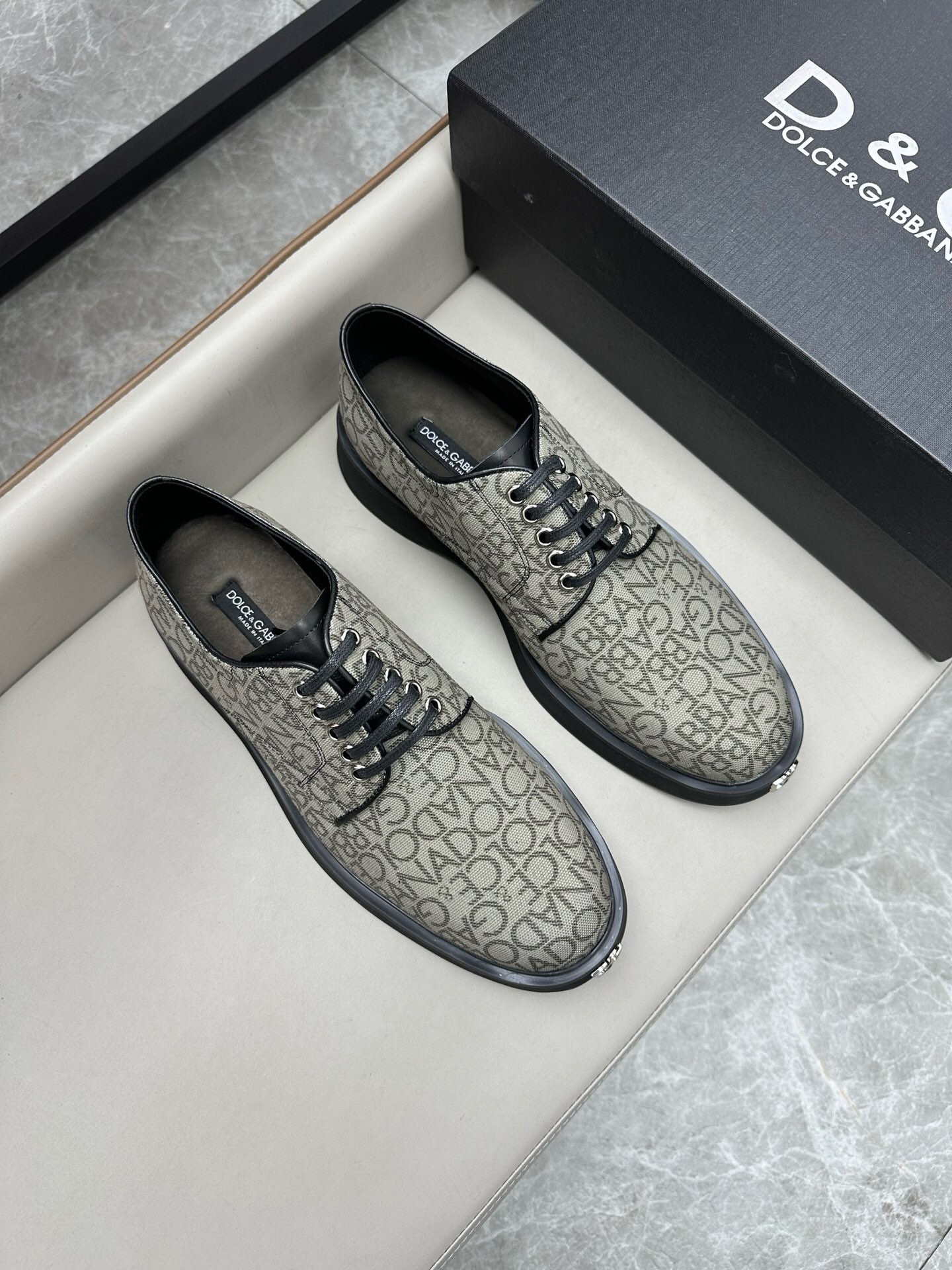 NO:217044,Brand D&G color original color matching 39-44 Custom made 38.45.46 Price Material Dolce & Gabbana/New Calfskin Mocasin Shoes Bernini Series Mocasin Shoes, embellished with new metal signs. Made of Mino Calfskin, original combination rubber outsole, retro and shiny texture complement each other, releasing contemporary exquisite charm., Dolce & Gabbana leather shoes, Dolce & Gabbana, Dolce & Gabbana, Dolce & Gabbana, cowhide19860909品牌D&G 颜色原版配色 码数39-44定做38.45.46 价格 材质杜嘉班纳Dolce & Gabbana/新款小牛皮莫卡辛鞋 Bernini 系列莫卡辛鞋,点缀全新金属标牌.采用 Mino 小牛皮制成,原版组合橡胶大底 复古与亮泽质感相得益彰,释放当代考究魅力.,杜嘉班纳皮鞋,Dolce&Gabbana,Dolce&Gabbana,Dolce&Gabbana,cowhide,Men's shoes