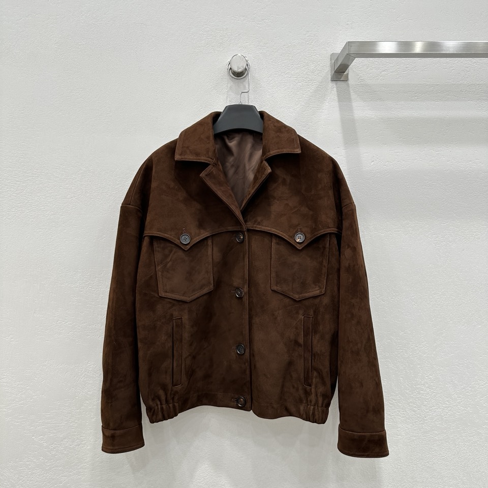 NO:892098,The exclusive first release of high-quality Miumi*24 new autumn and winter overzise jacket suede lapel jacket!  Exclusive customized suede surface craftsmanship!  Vintage chocolate shades yyds!  Same style for men and women!  Lapel jacket, workwear, double pockets, three-dimensional cut, loose fit, versatile and slim!  Imported suede lambskin, positioning embroidered letter logo, a must-have fashion item for a sweet and cool girl's wardrobe. For perfect workmanship, look at the details!  Three colors S-XL. S size bust 114, dropped shoulder sleeve length 77, dress length 61., Miu Miu-clothing, miumiu, jackets & coats, jackets & coats, sheepskin, chamois leather,19860909独家首发高端品质Miumi*24秋冬新品 overzise夹克麂皮绒翻领夹克外套！独家定制麂皮绒面工艺！复古巧克力色调yyds！男女同款！翻领夹克工装双口袋立体剪裁宽松版型百搭又显瘦！进口麂皮绒小羊皮,定位贴皮刺绣字母logo,甜酷的少女衣橱必备时髦单品.完美做工品质看细节！三色S-XL. S码胸围114,落肩袖长77,衣长61.,缪缪-服装,miumiu,jackets & coats,jackets & coats,sheepskin,chamois leather,,Women's clothing
